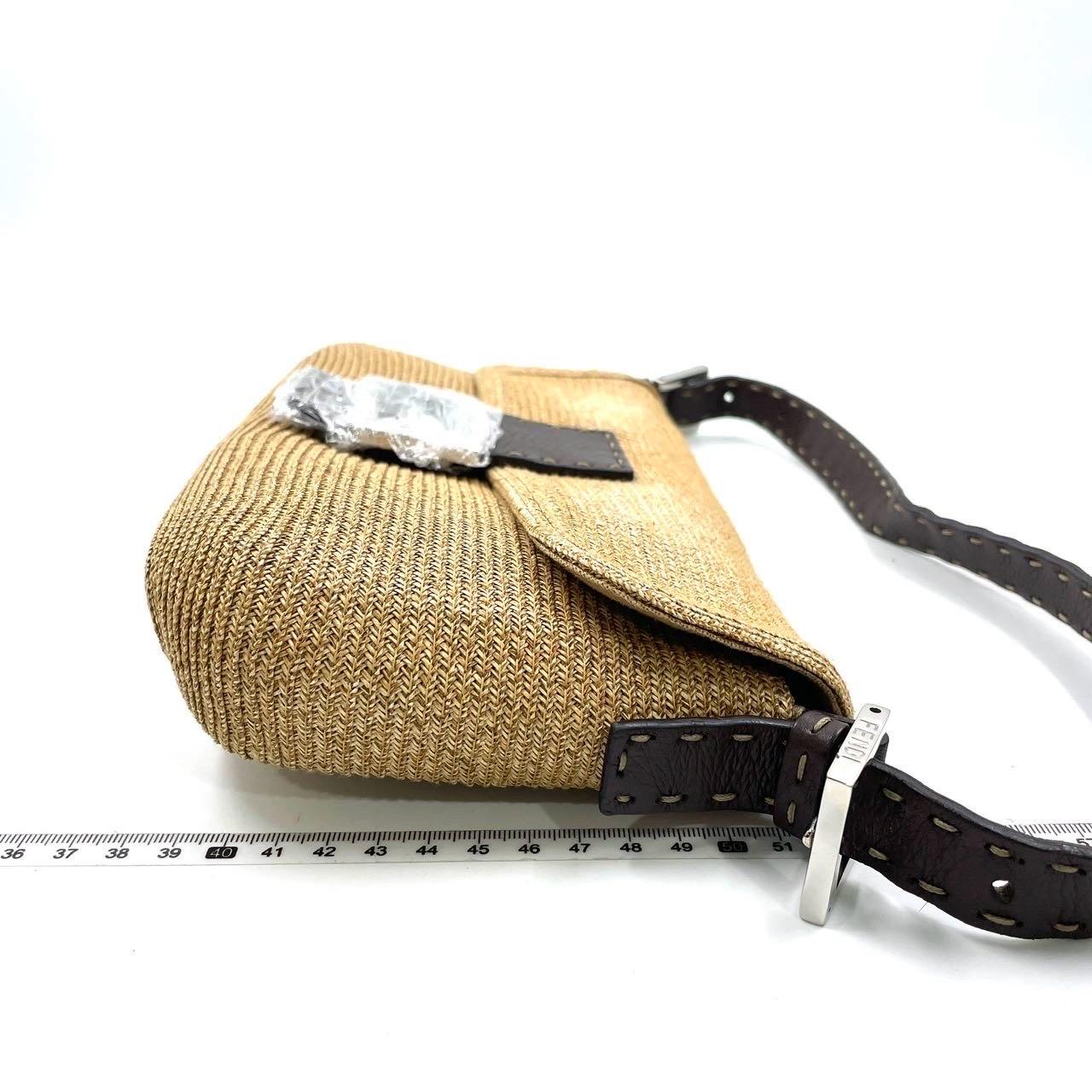 Fendi - Sac à bandoulière Baguette en raphia et cuir beige et Brown en vente 1