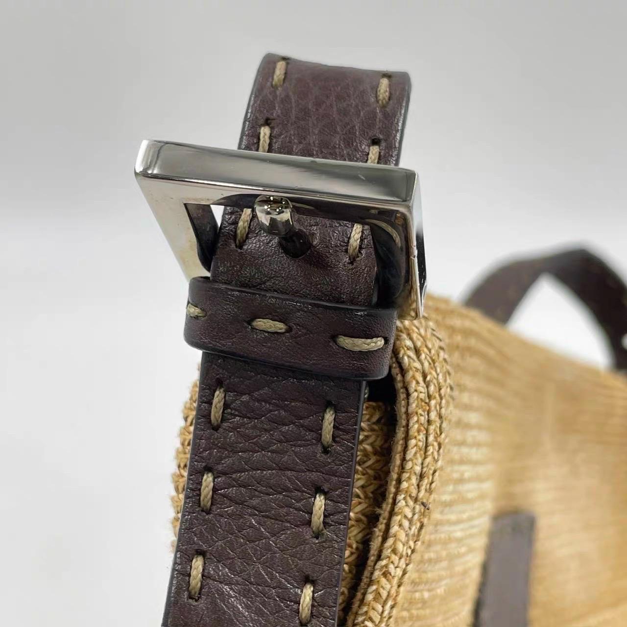 Fendi - Sac à bandoulière Baguette en raphia et cuir beige et Brown en vente 4