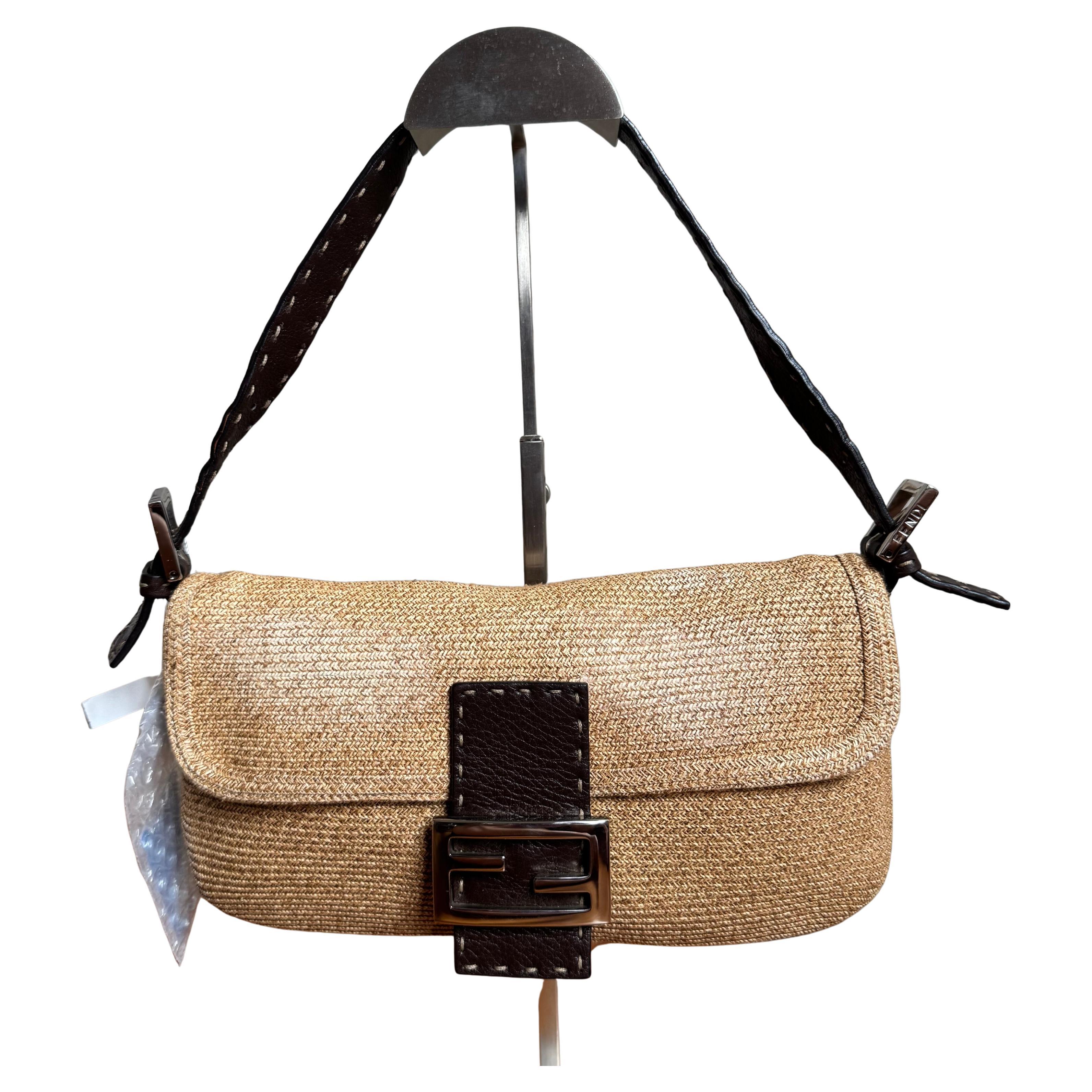 Fendi - Sac à bandoulière Baguette en raphia et cuir beige et Brown en vente
