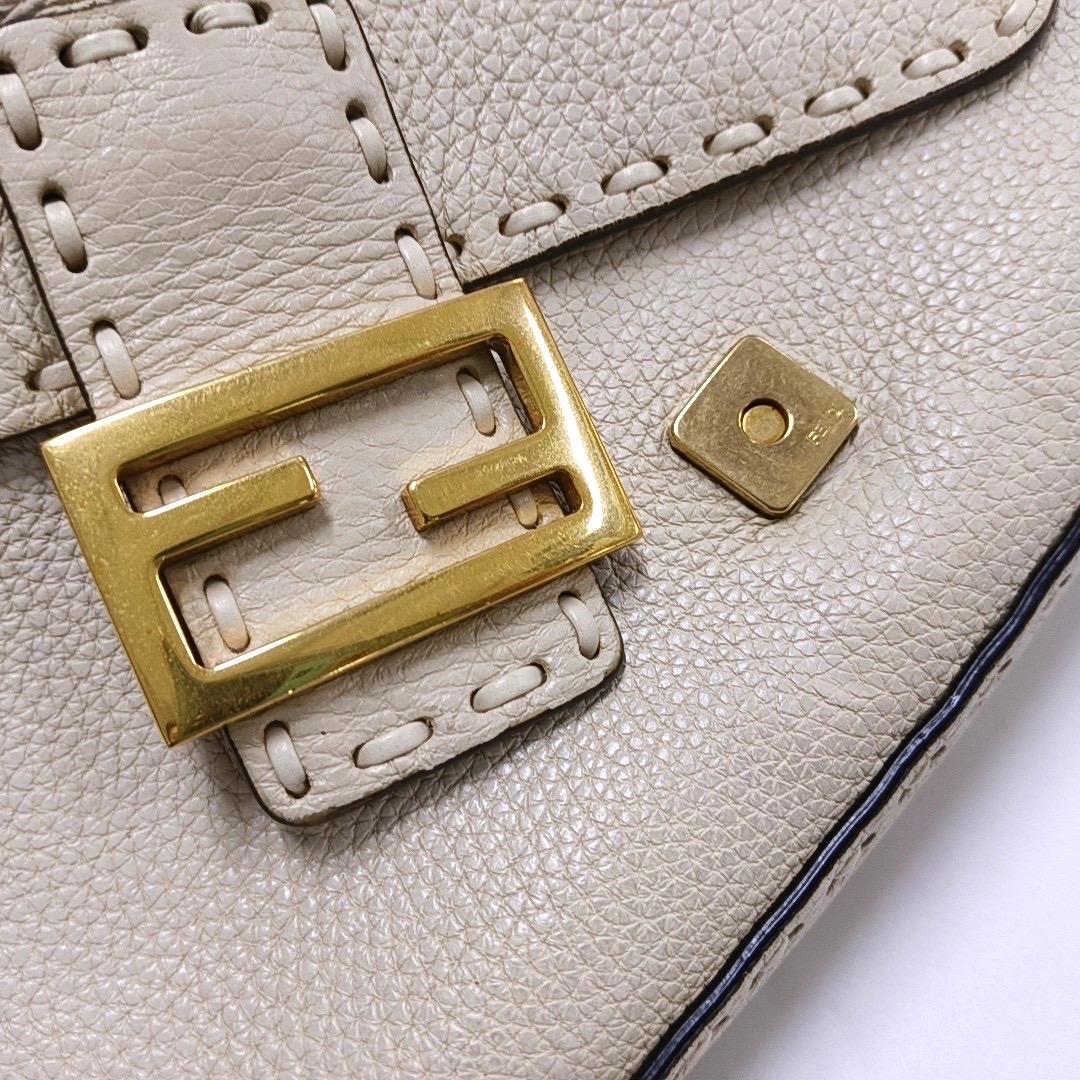 Fendi Baguette Selleria Bolso Crossbody de piel de becerro Blanco hueso mediano en venta 5