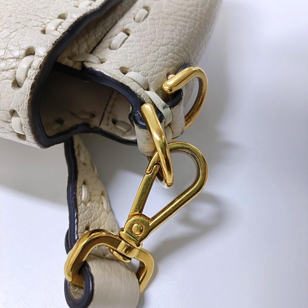Fendi Baguette Selleria Bolso Crossbody de piel de becerro Blanco hueso mediano en venta 6