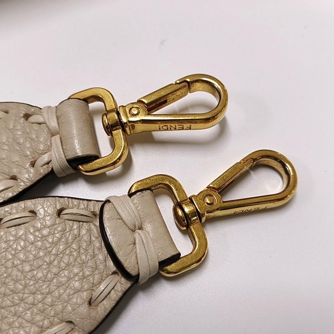 Fendi Baguette Selleria Bolso Crossbody de piel de becerro Blanco hueso mediano en venta 8