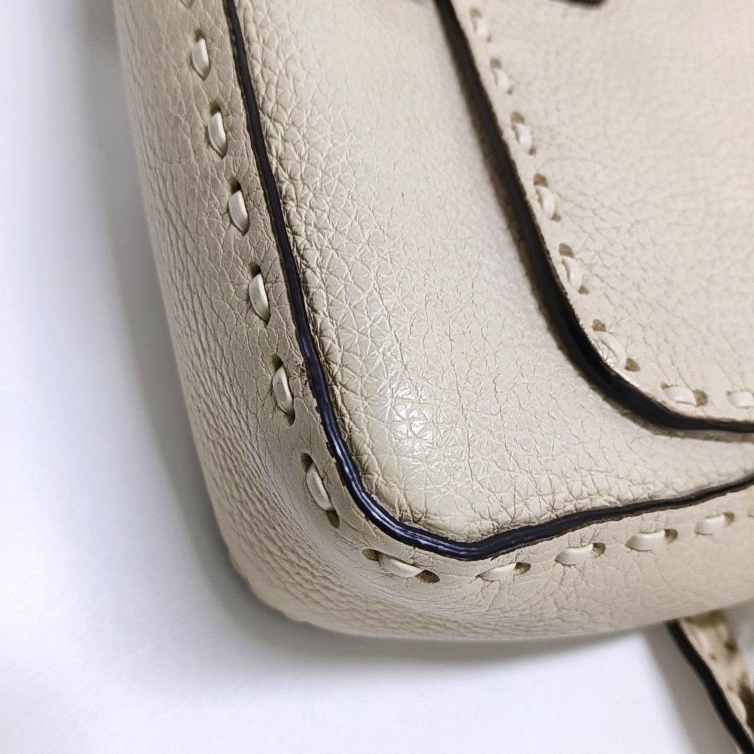 Fendi Baguette Selleria Bolso Crossbody de piel de becerro Blanco hueso mediano en venta 9