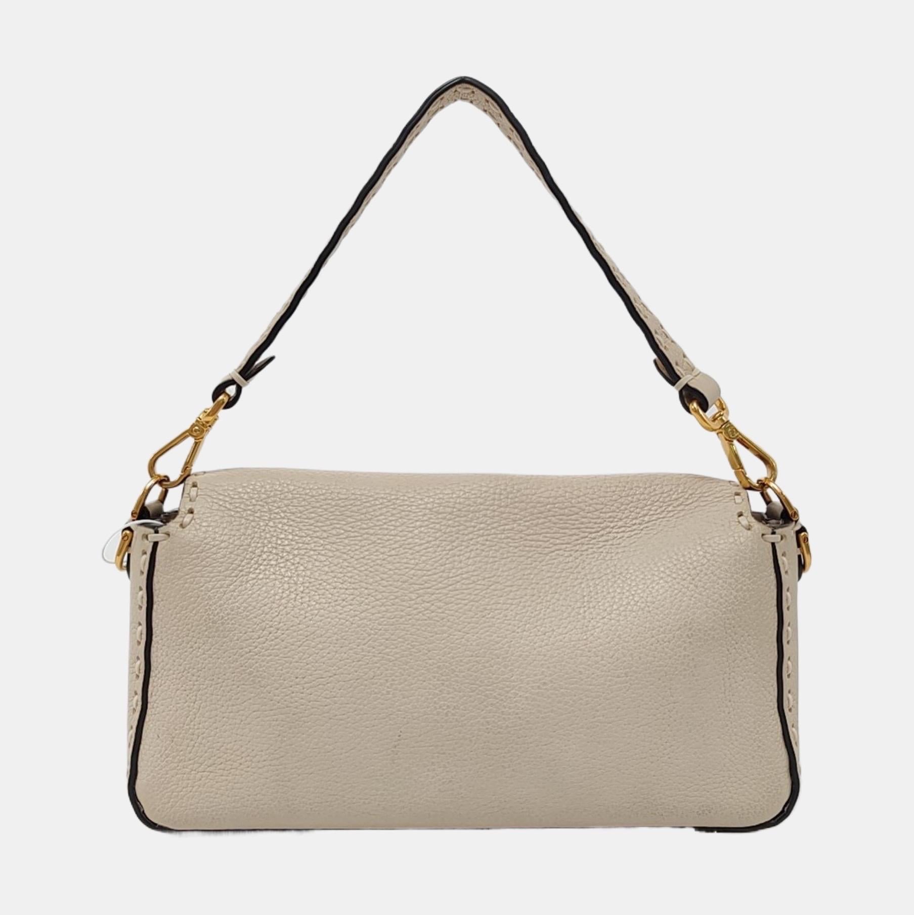 Fendi Baguette Selleria Bolso Crossbody de piel de becerro Blanco hueso mediano Marrón en venta
