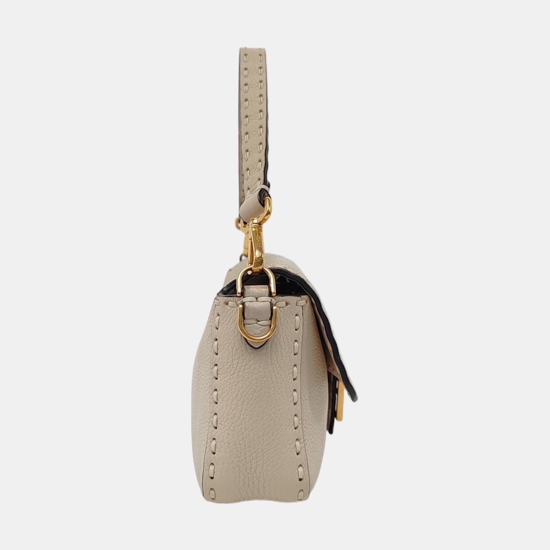 Fendi Baguette Selleria Bolso Crossbody de piel de becerro Blanco hueso mediano en Excelente estado para la venta en AUBERVILLIERS, FR