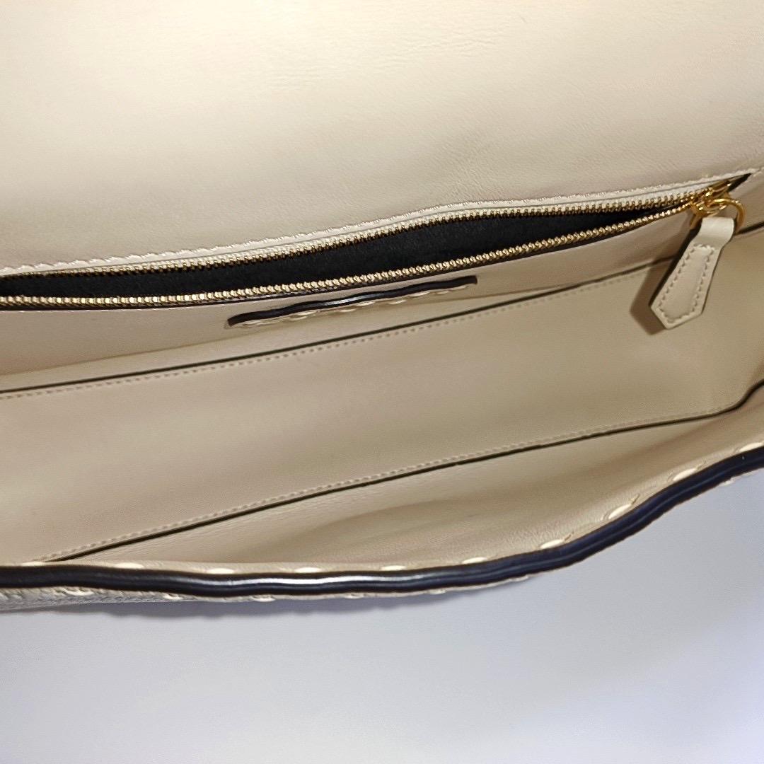 Fendi Baguette Selleria Bolso Crossbody de piel de becerro Blanco hueso mediano en venta 2