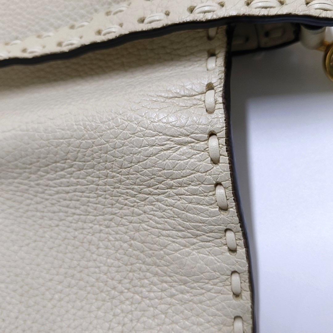 Fendi Baguette Selleria Bolso Crossbody de piel de becerro Blanco hueso mediano en venta 3
