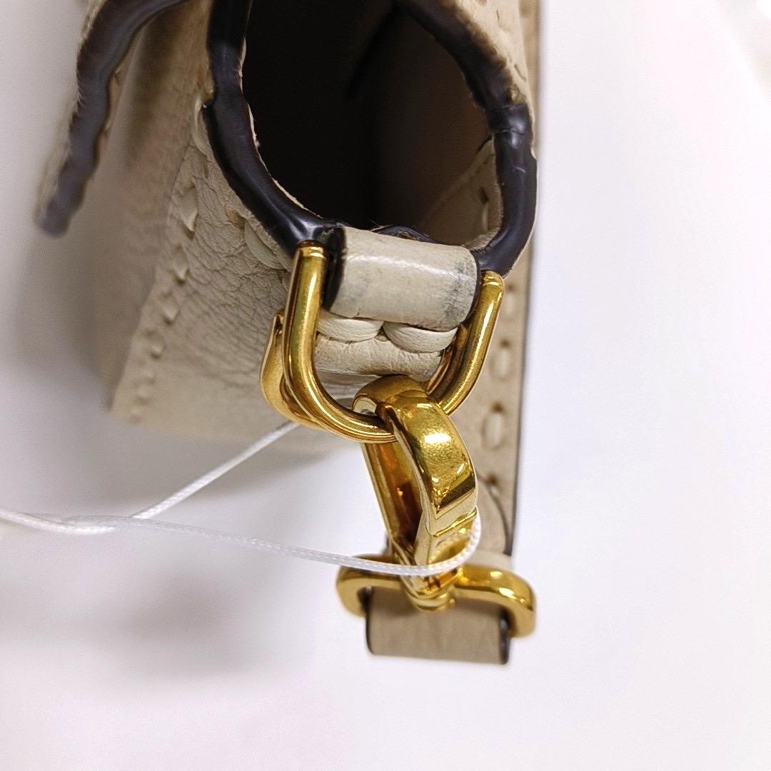 Fendi Baguette Selleria Bolso Crossbody de piel de becerro Blanco hueso mediano en venta 4