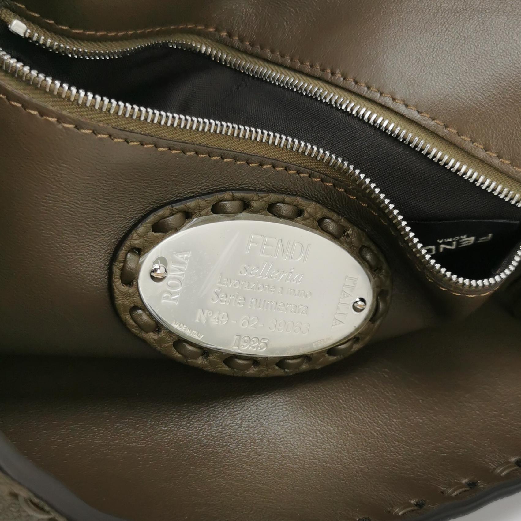 Fendi Baguette Selleria Media in pelle di vitello verde scuro Crossbody in vendita 5