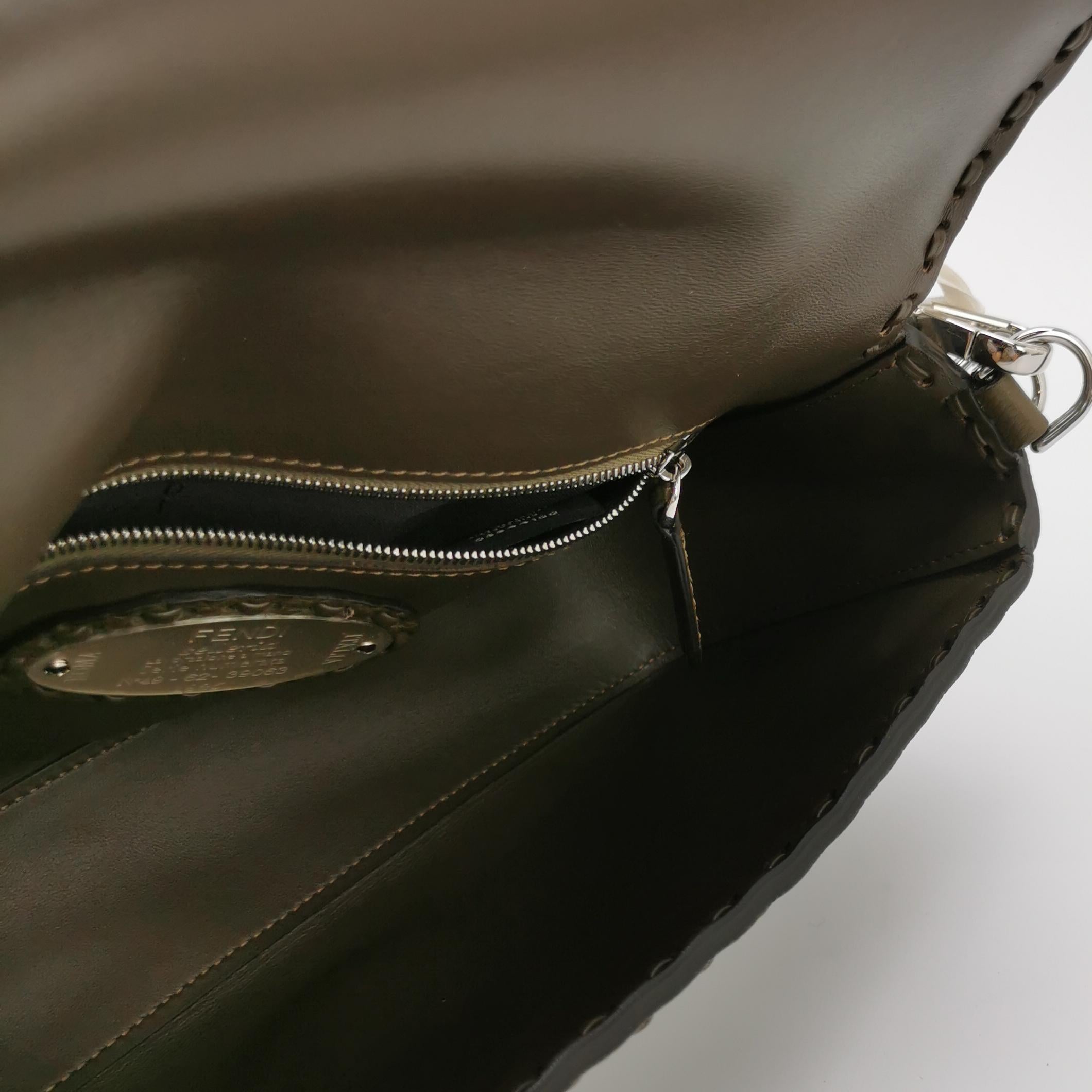 Fendi Baguette Selleria Media in pelle di vitello verde scuro Crossbody in vendita 6