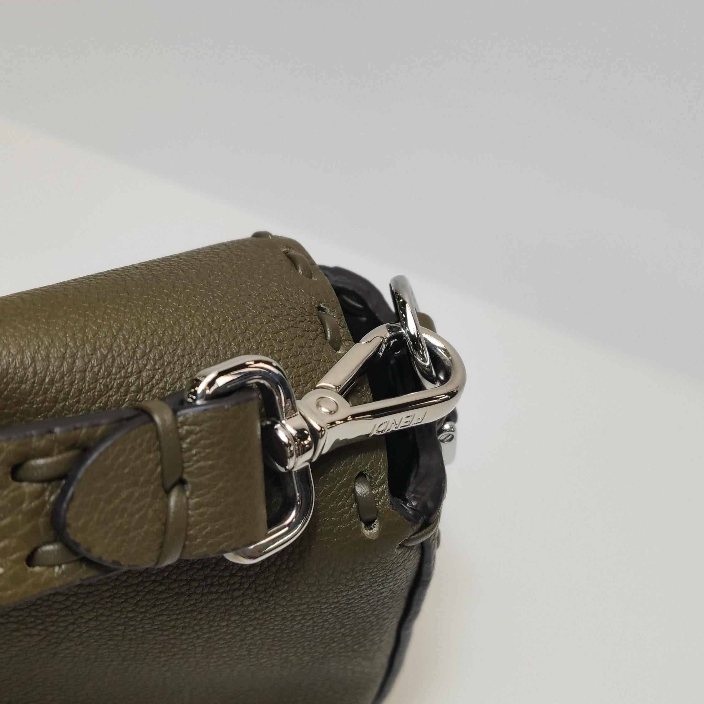 Fendi Baguette Selleria Media in pelle di vitello verde scuro Crossbody in vendita 7
