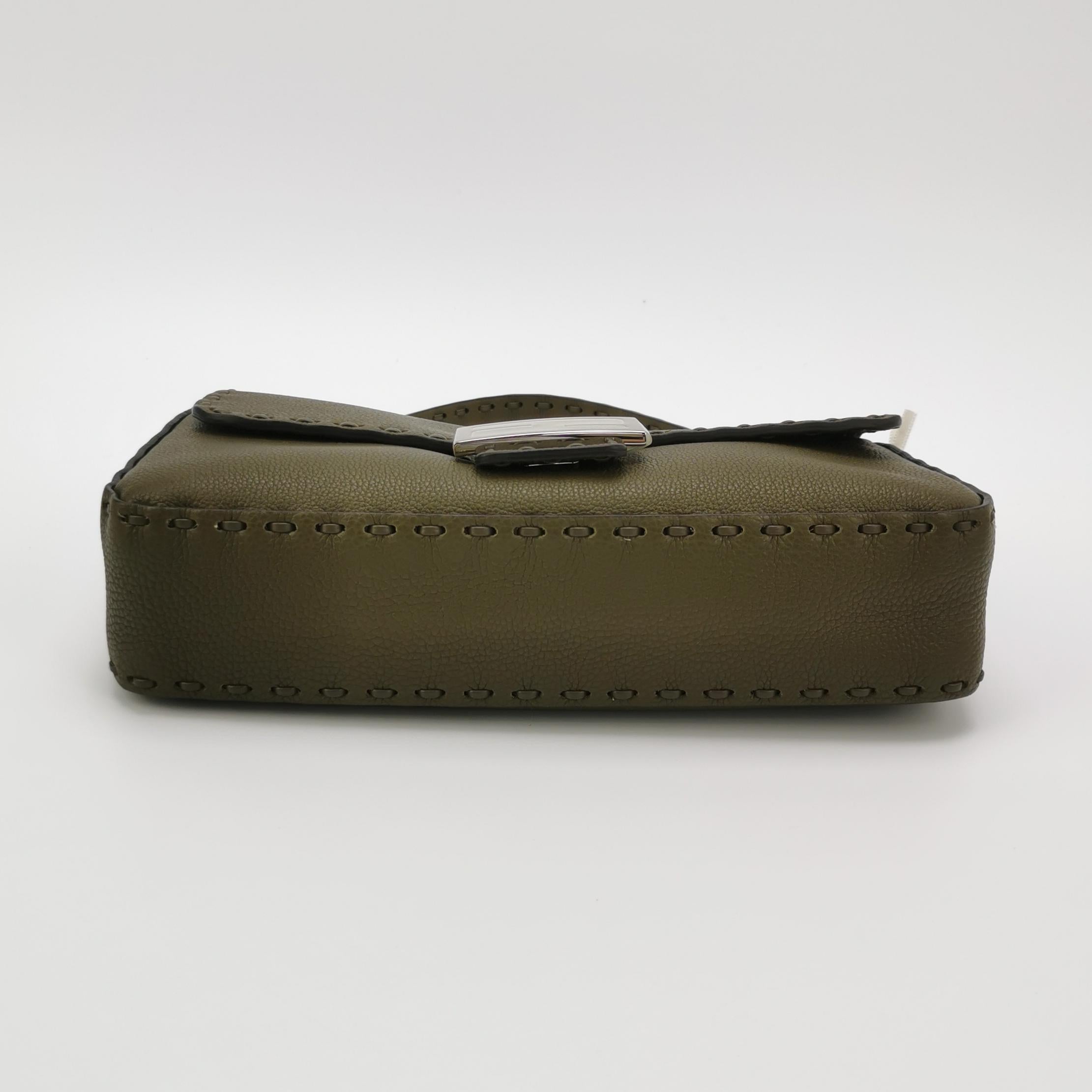 Fendi Baguette Selleria Media in pelle di vitello verde scuro Crossbody
Queste sono foto professionali della borsa offerta da Luxbags.
Prova il lusso e lo stile con la borsa a tracolla Baguette di Fendi in resistente pelle di vitello. Realizzata in