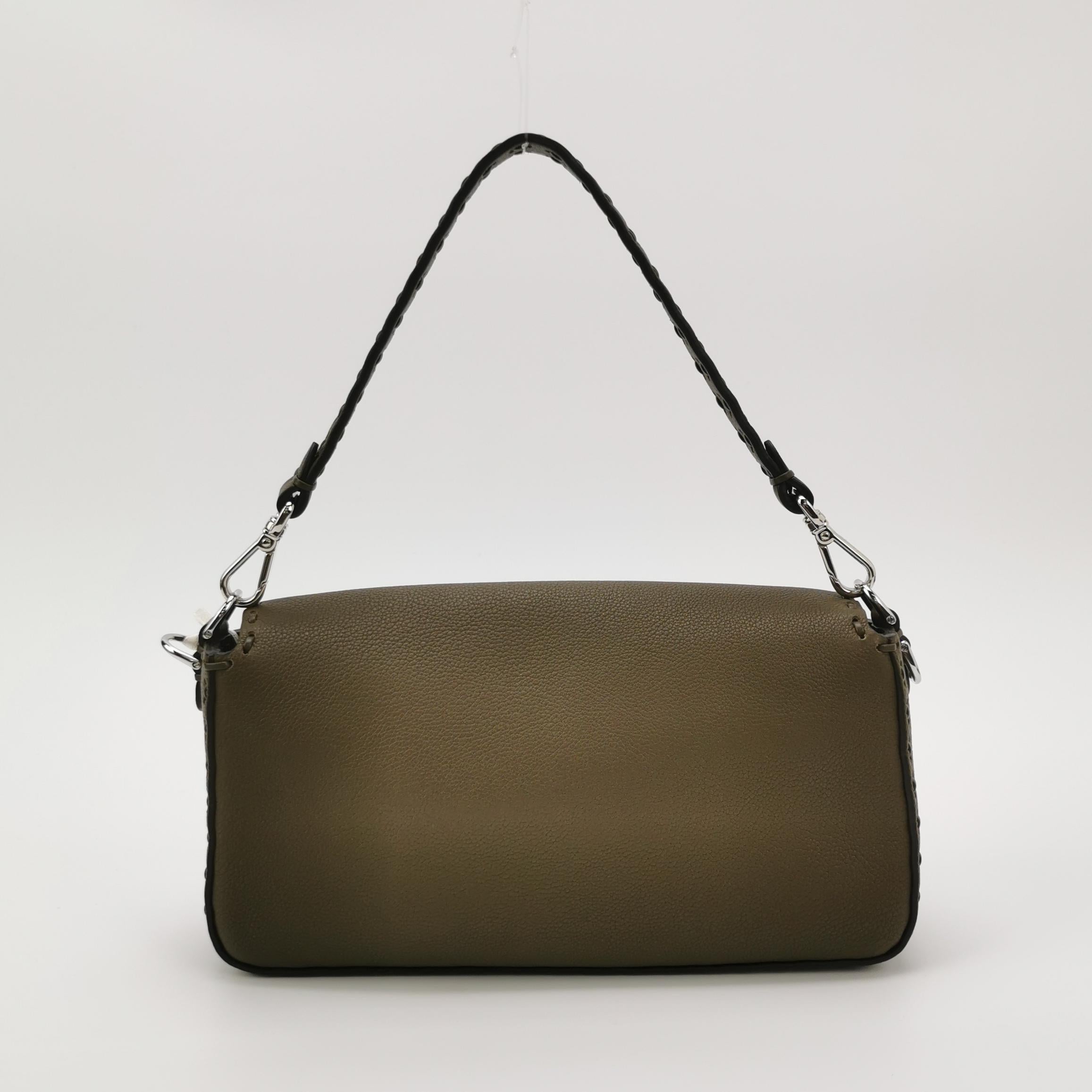 Nero Fendi Baguette Selleria Media in pelle di vitello verde scuro Crossbody in vendita