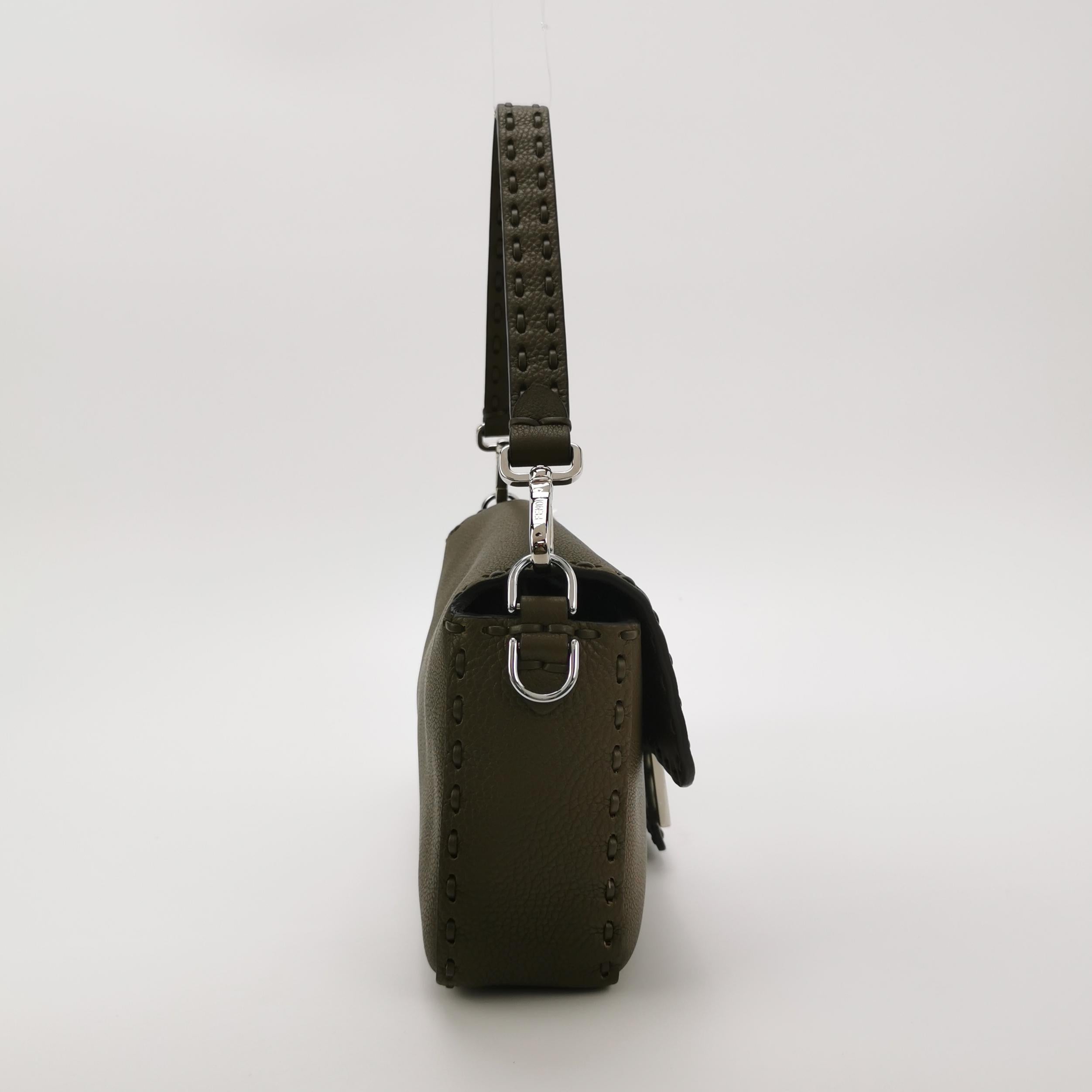 Fendi Baguette Selleria Media in pelle di vitello verde scuro Crossbody In condizioni ottime in vendita a AUBERVILLIERS, FR