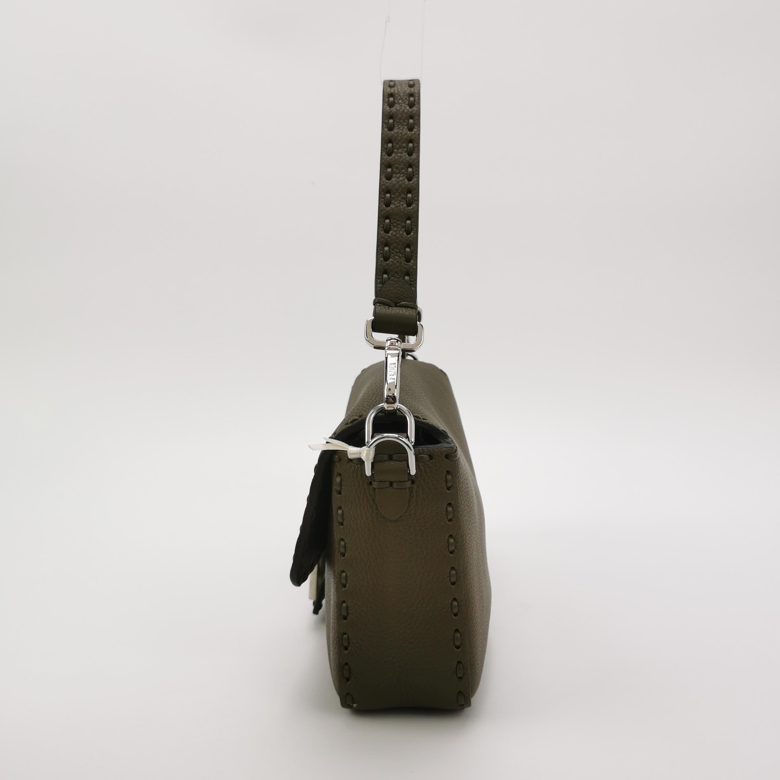 Donna Fendi Baguette Selleria Media in pelle di vitello verde scuro Crossbody in vendita