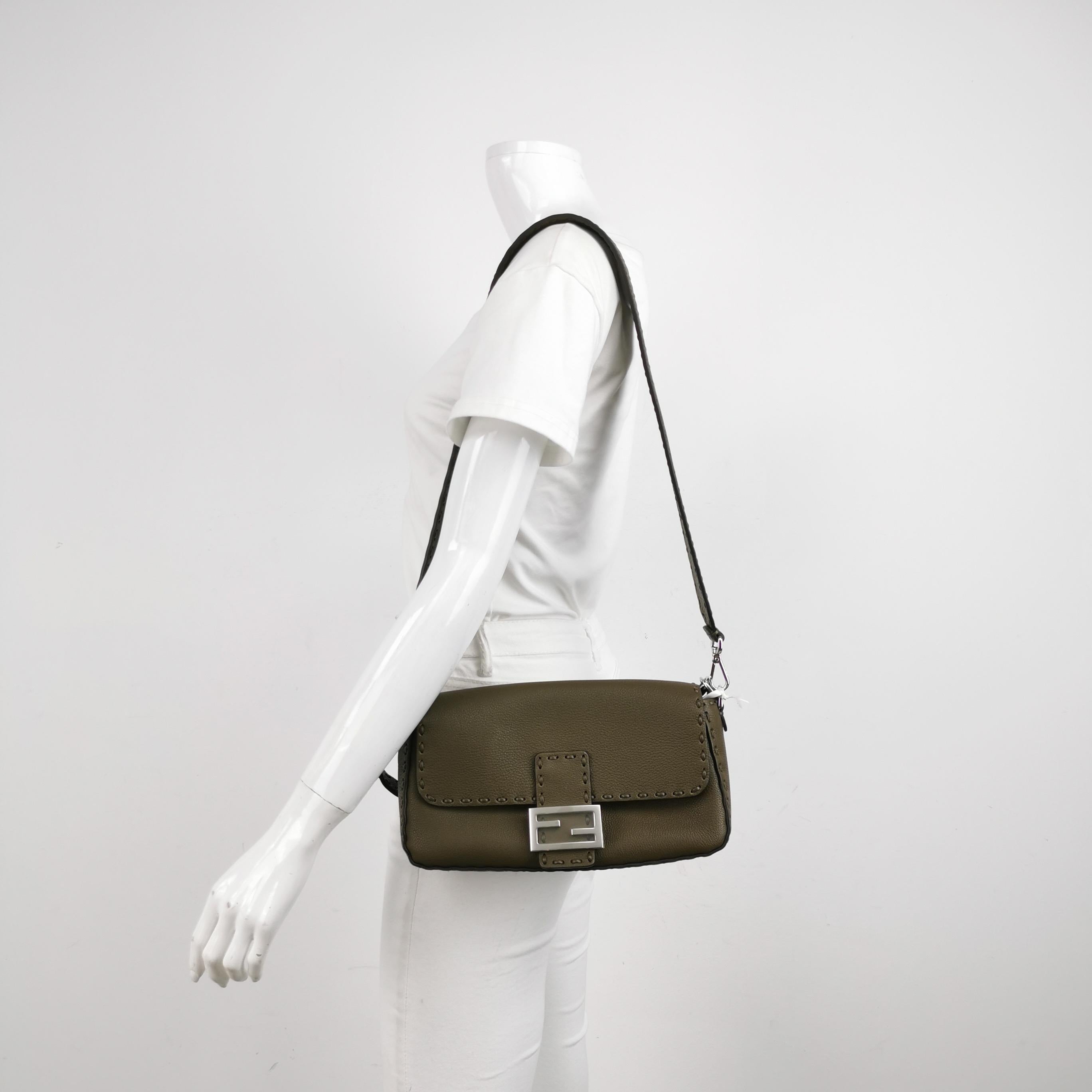 Fendi Baguette Selleria Media in pelle di vitello verde scuro Crossbody in vendita 1