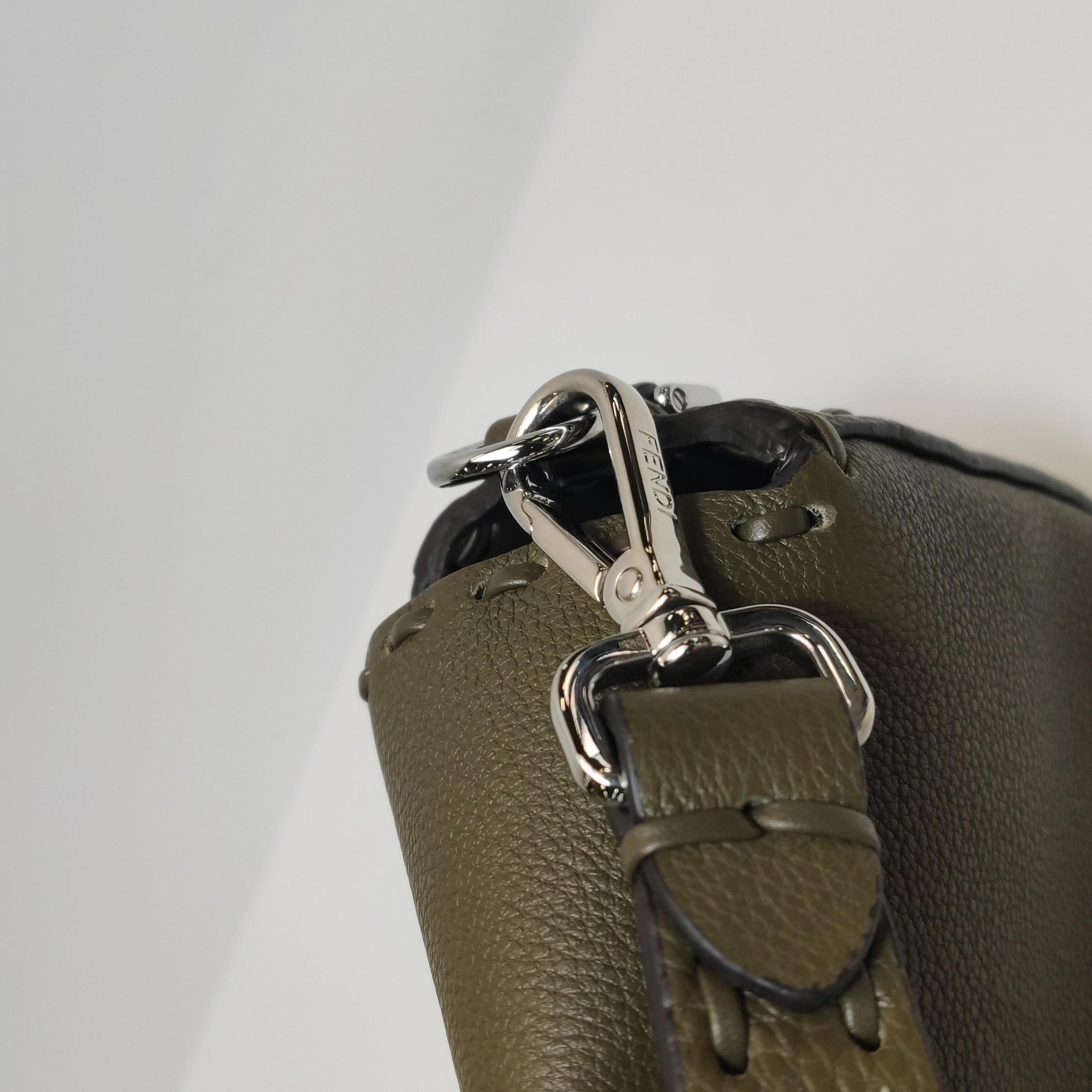 Fendi Baguette Selleria Media in pelle di vitello verde scuro Crossbody in vendita 2