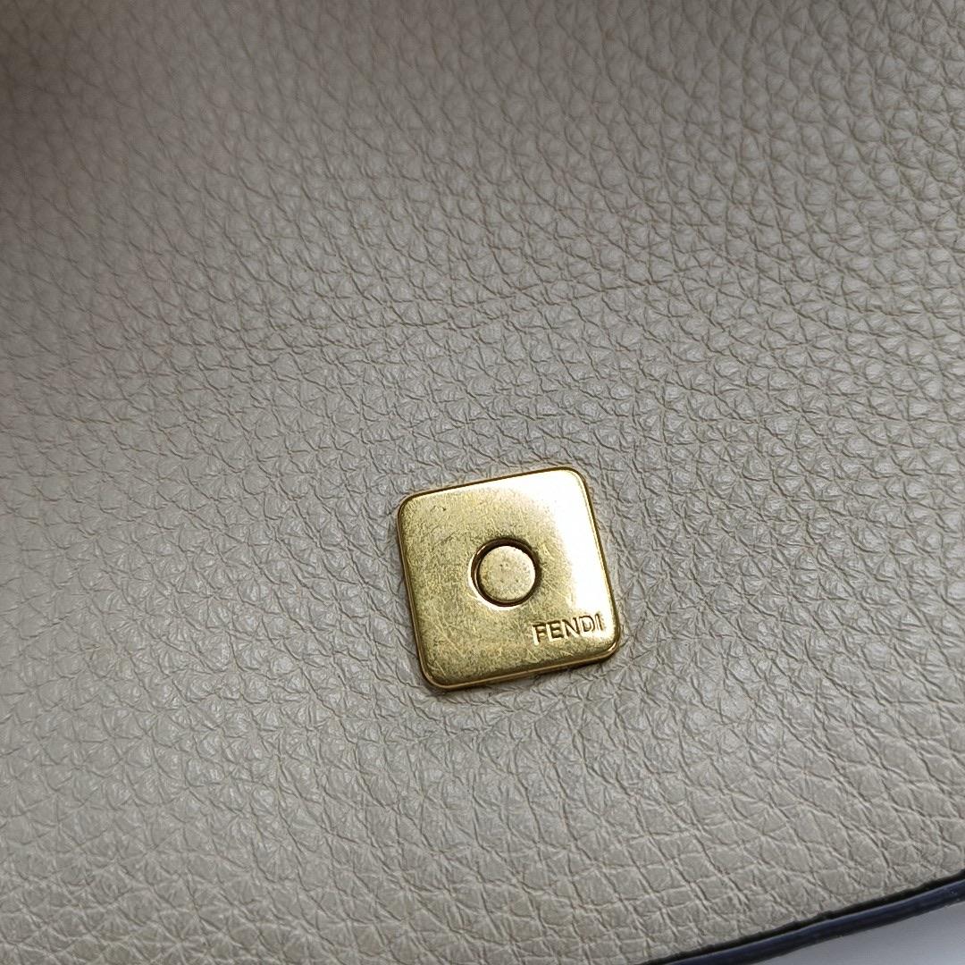 Fendi Baguette Selleria Medium Off White Medium Crossbody in pelle di vitello in vendita 5