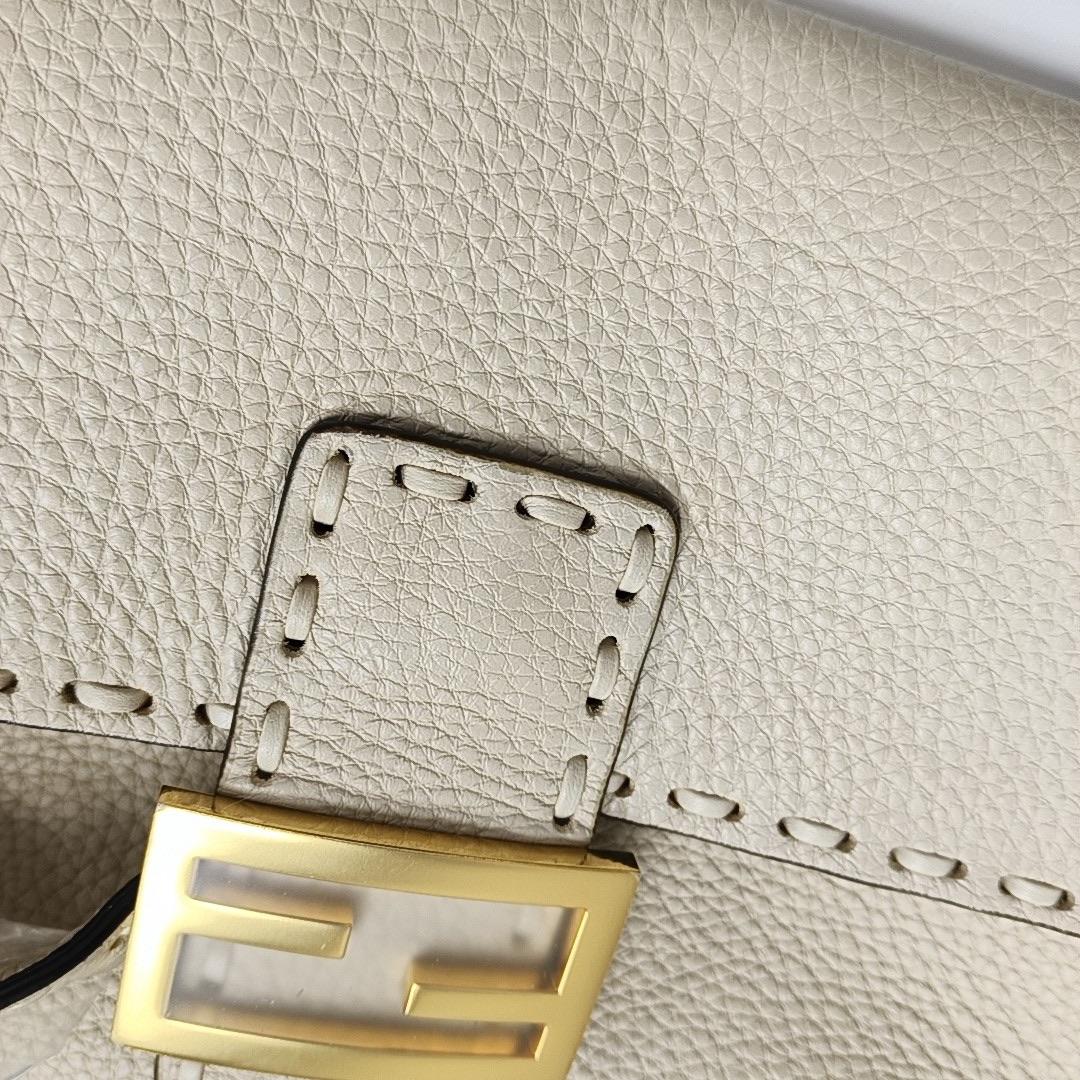Fendi Baguette Selleria Medium Off White Medium Crossbody in pelle di vitello in vendita 6