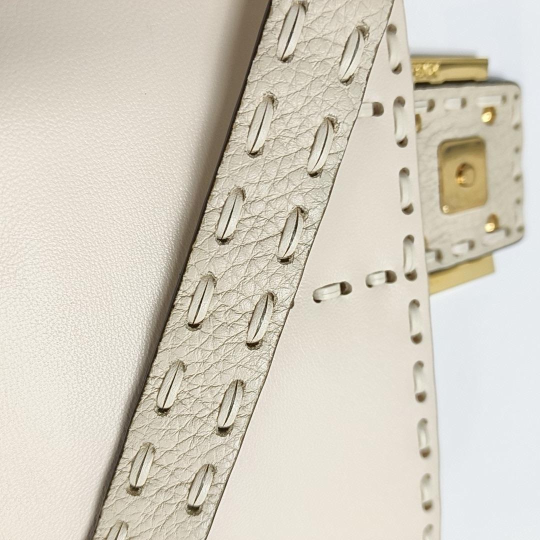 Fendi Baguette Selleria Medium Off White Medium Crossbody in pelle di vitello in vendita 7
