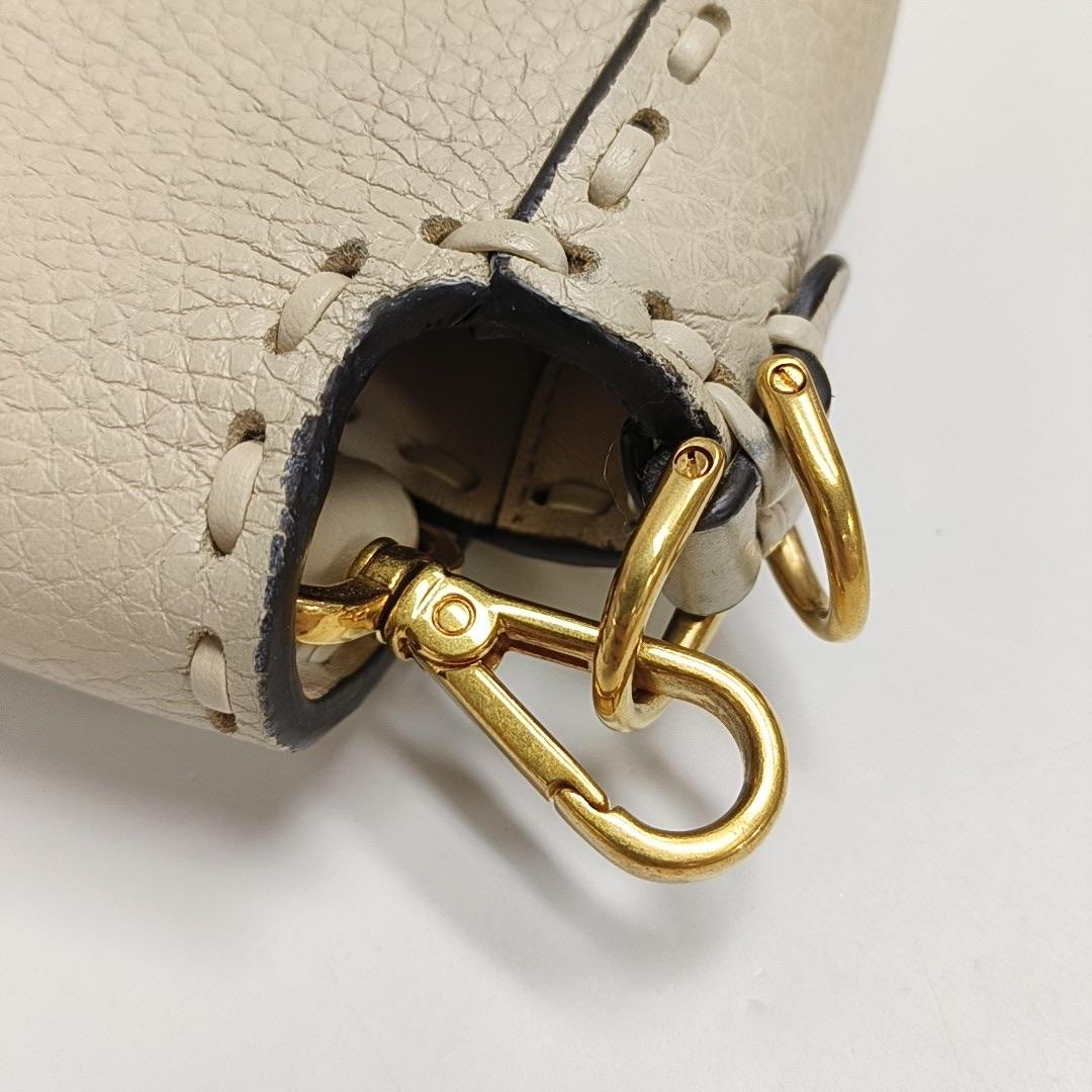 Fendi Baguette Selleria Medium Off White Medium Crossbody in pelle di vitello in vendita 8