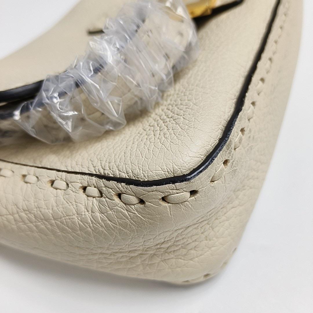 Fendi Baguette Selleria Medium Off White Medium Crossbody in pelle di vitello in vendita 9