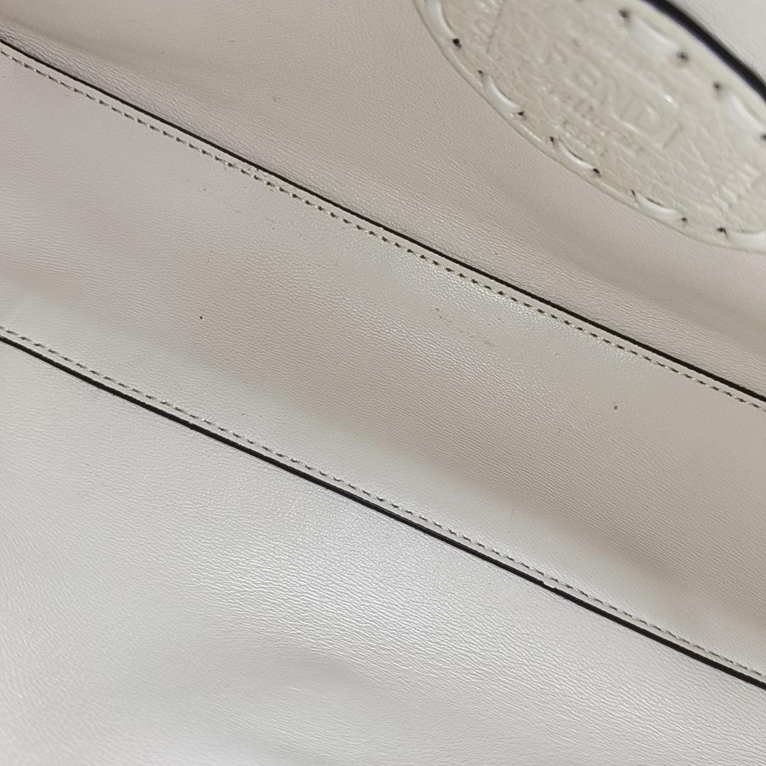 Fendi Baguette Selleria Medium Off White Medium Crossbody in pelle di vitello in vendita 10