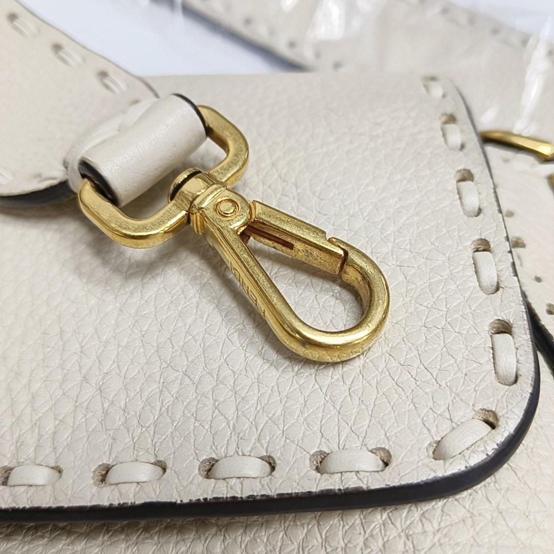 Fendi Baguette Selleria Medium Off White Medium Crossbody in pelle di vitello in vendita 11