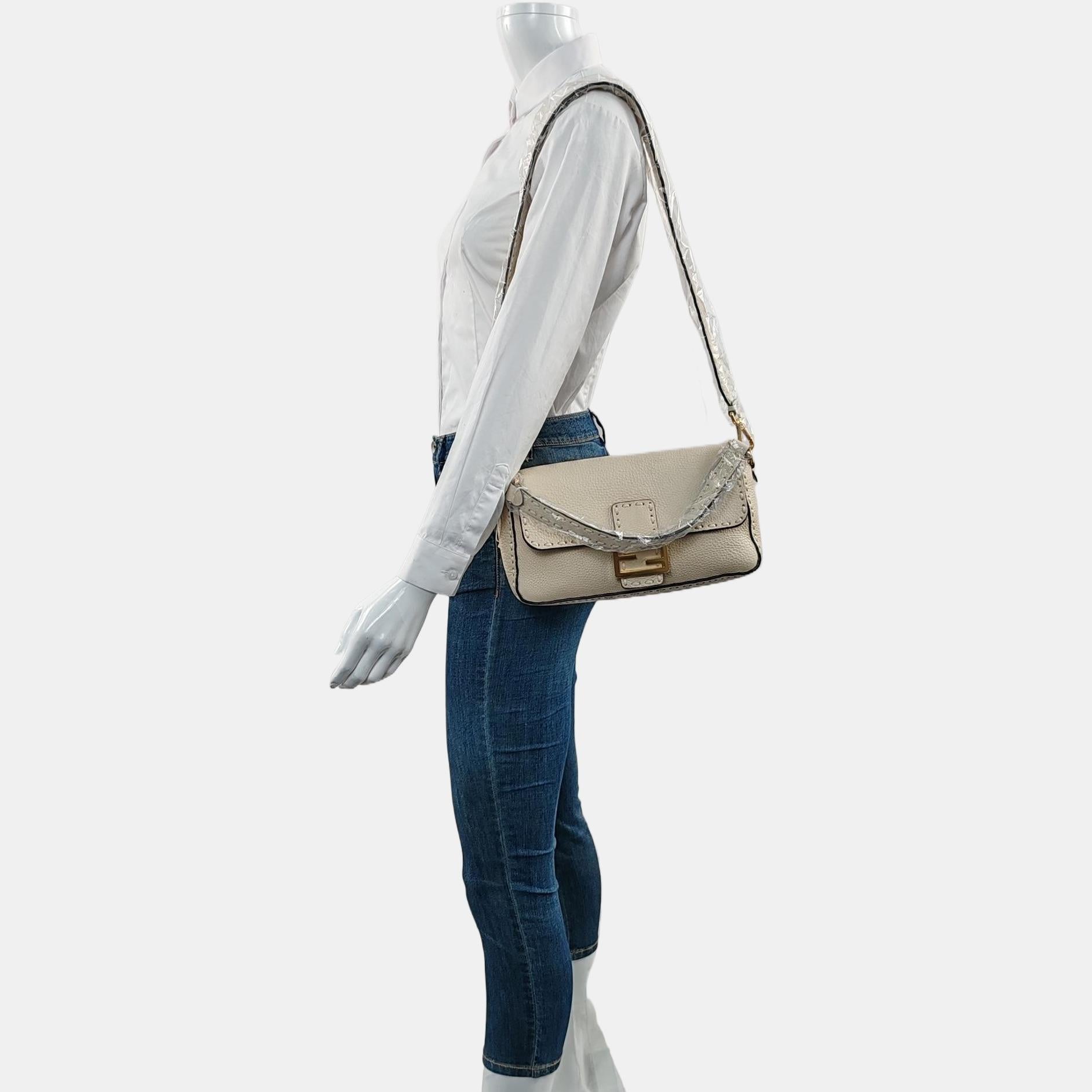 Fendi Baguette Selleria Medium Off White Cream Crossbody in pelle di vitello Medium
Queste sono foto professionali della borsa offerta da Luxbags.
Prova il lusso e lo stile con la borsa a tracolla Baguette di Fendi in resistente pelle di vitello.