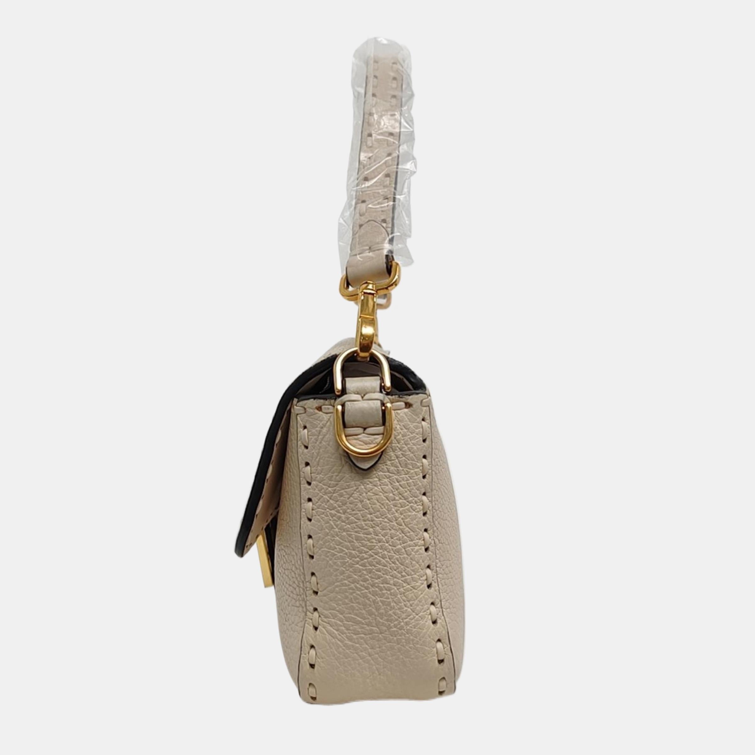 Marrone Fendi Baguette Selleria Medium Off White Medium Crossbody in pelle di vitello in vendita