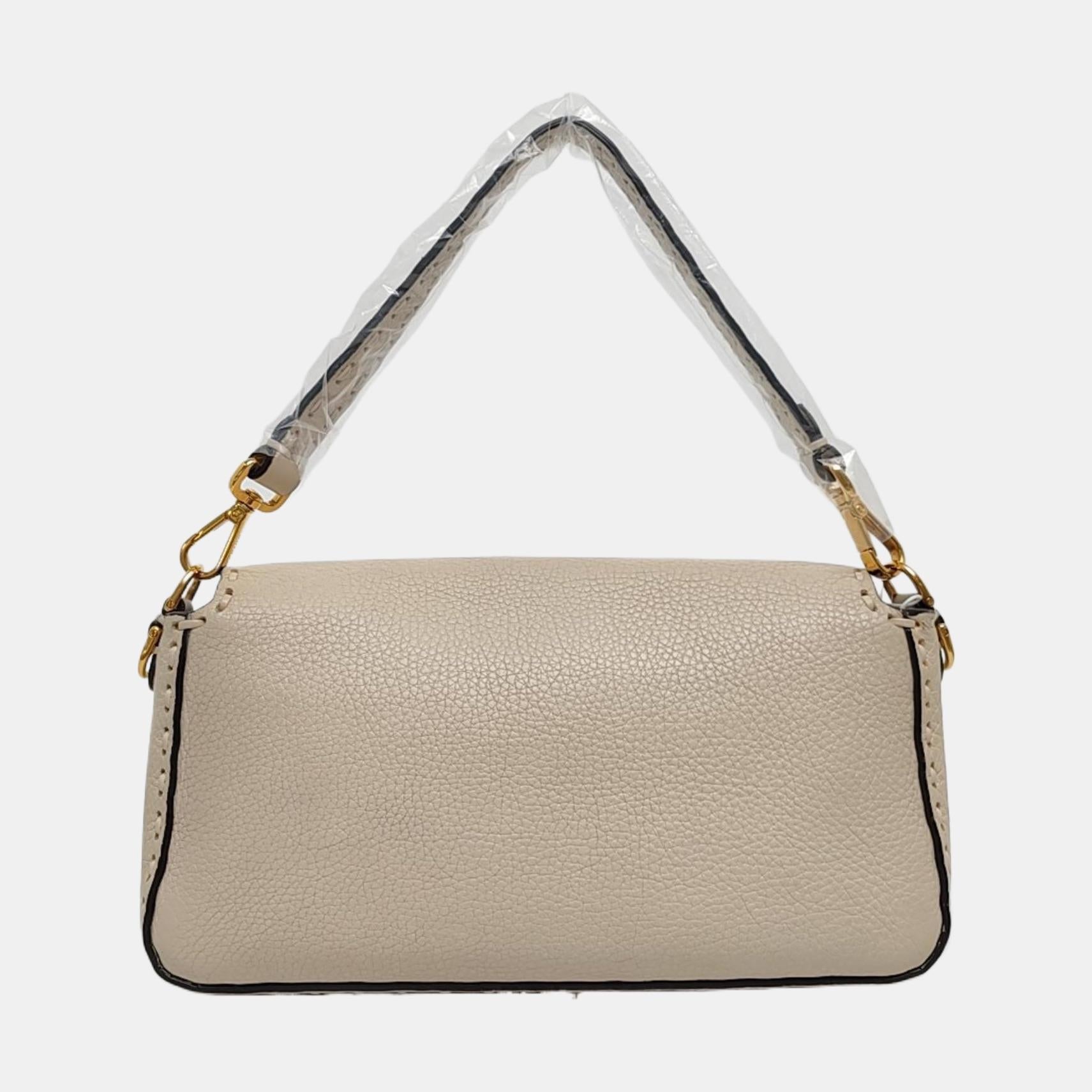 Donna Fendi Baguette Selleria Medium Off White Medium Crossbody in pelle di vitello in vendita