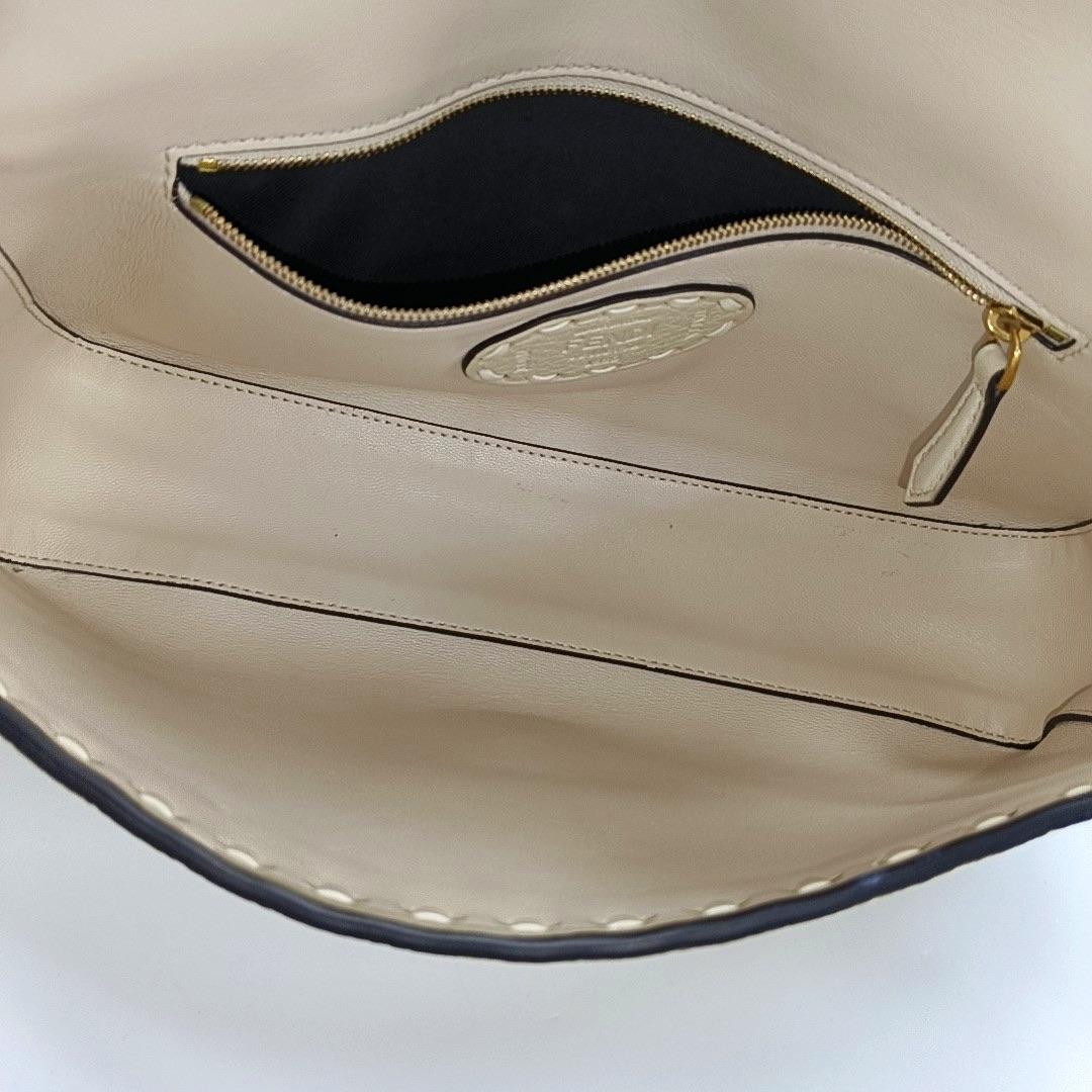 Fendi Baguette Selleria Medium Off White Medium Crossbody in pelle di vitello in vendita 2