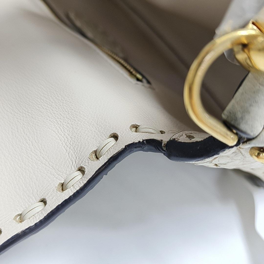 Fendi Baguette Selleria Medium Off White Medium Crossbody in pelle di vitello in vendita 4