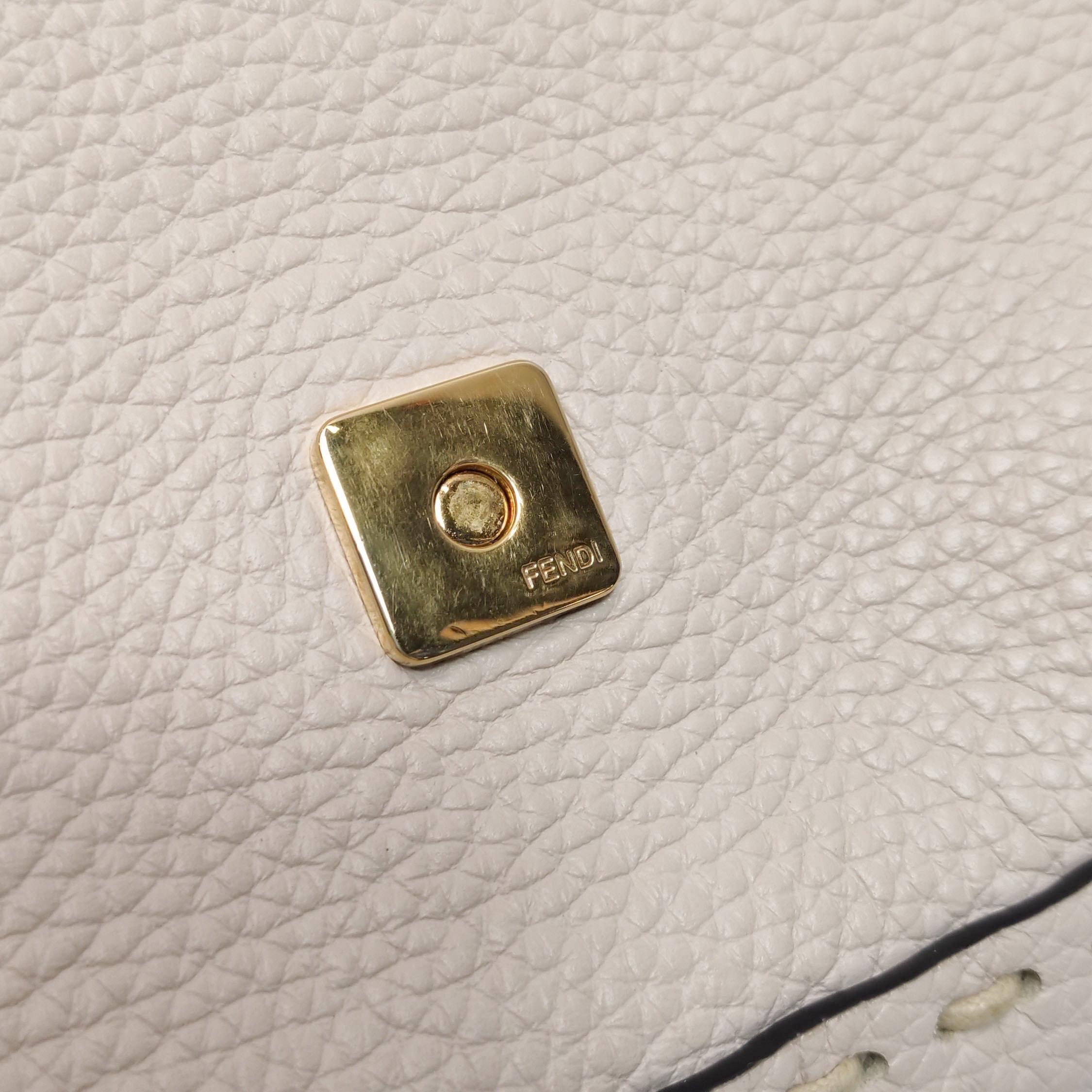 Fendi Baguette Selleria Medium Sac à bandoulière en cuir de veau blanc en vente 9