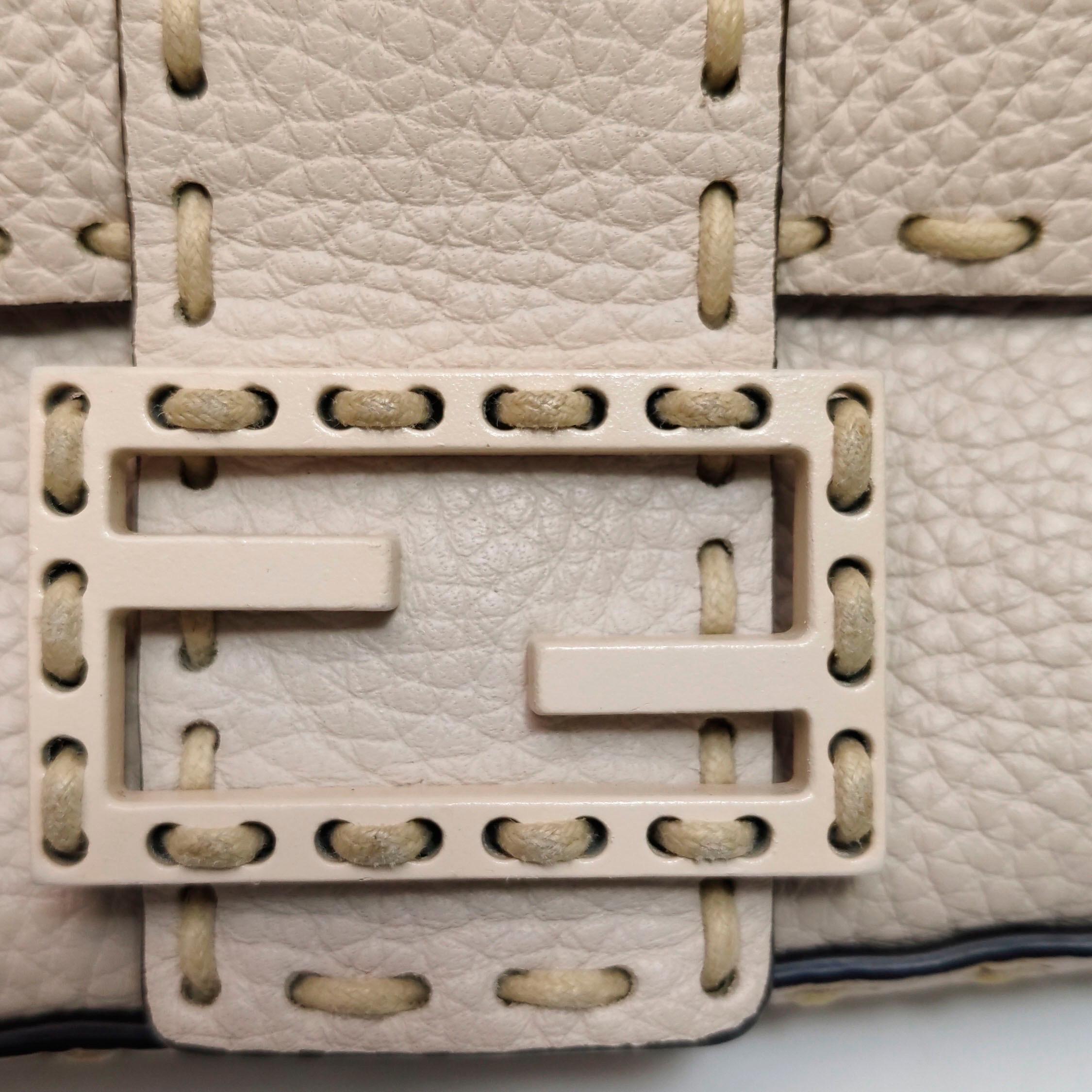 Fendi Baguette Selleria Medium Sac à bandoulière en cuir de veau blanc en vente 10