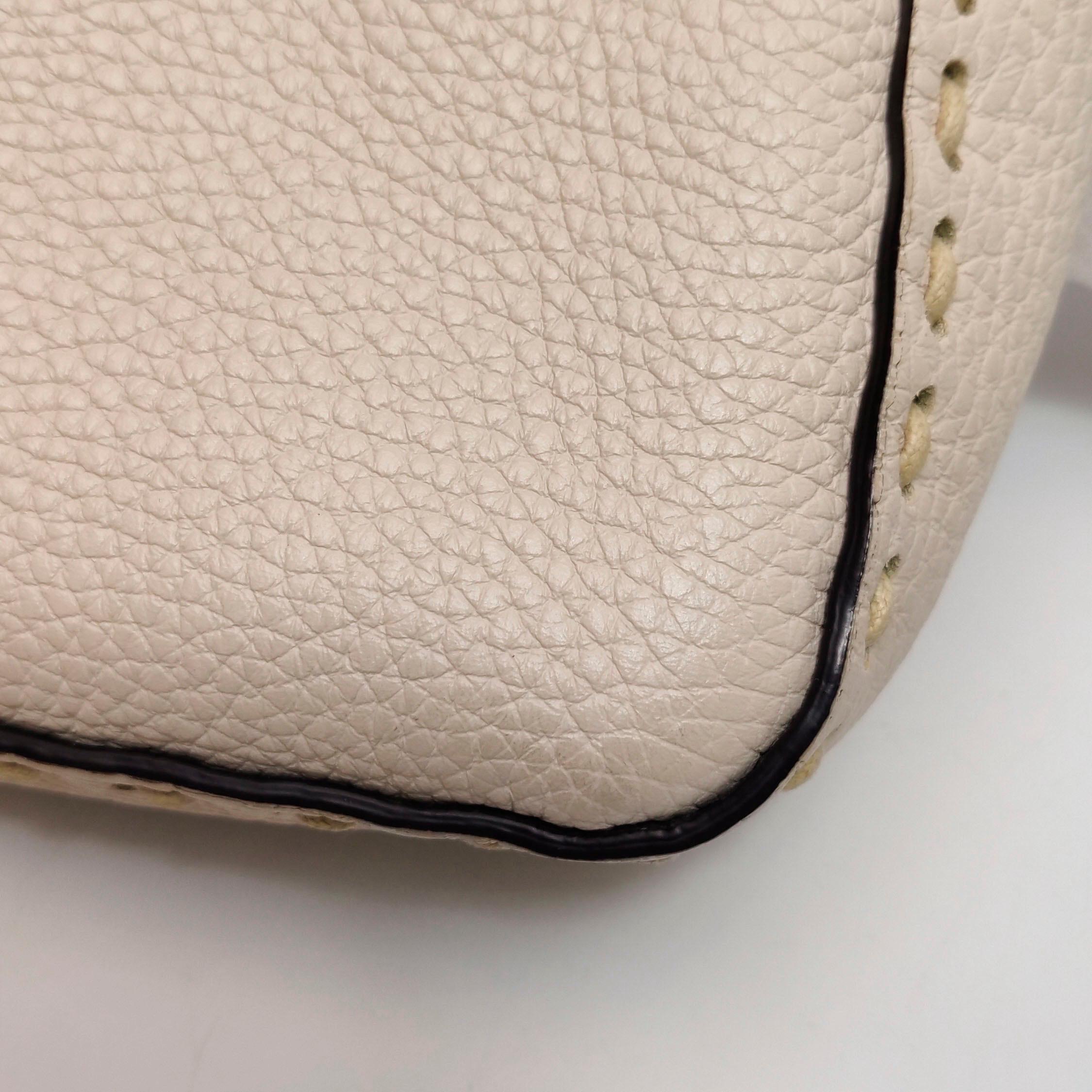Fendi Baguette Selleria Medium Sac à bandoulière en cuir de veau blanc en vente 11