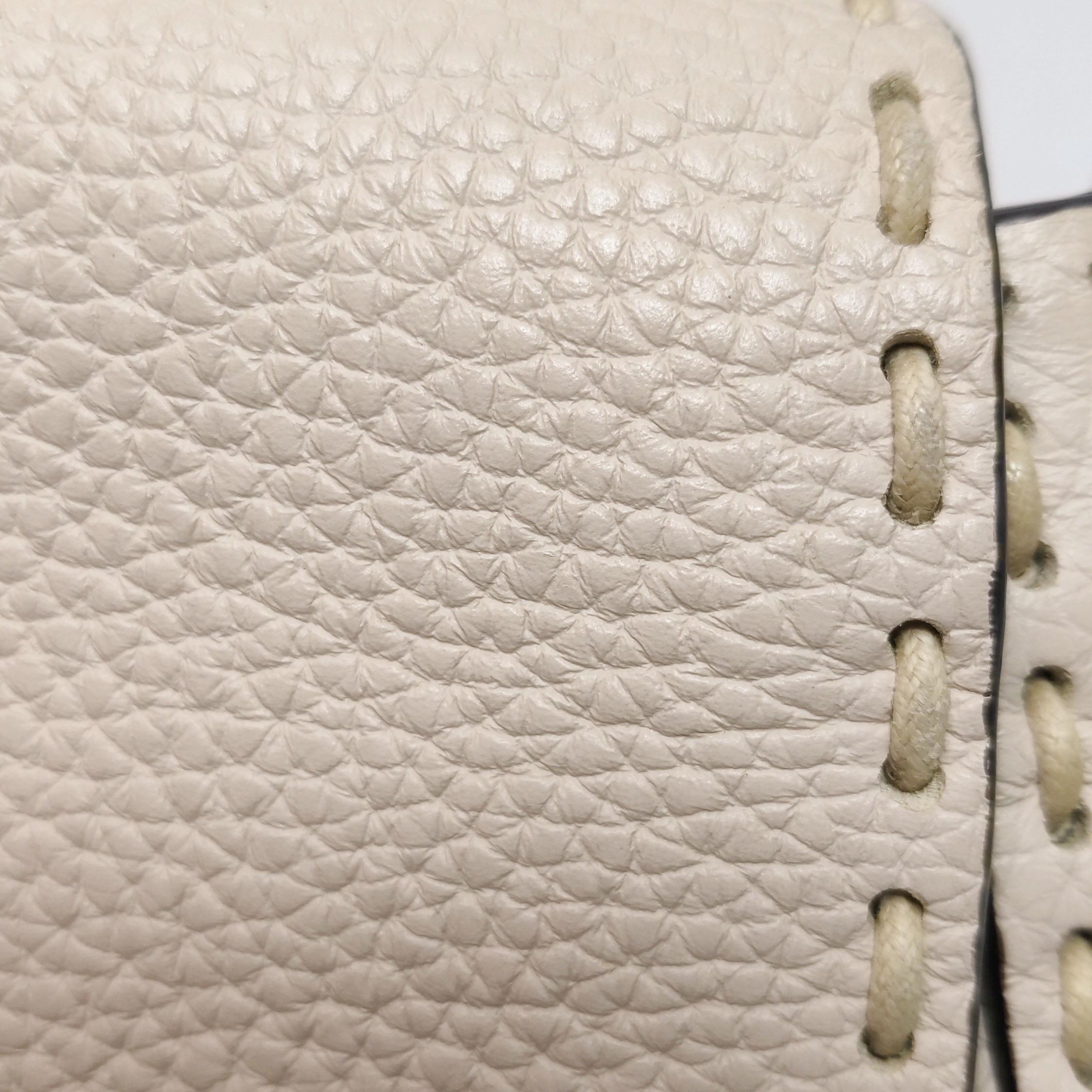 Fendi Baguette Selleria Medium Sac à bandoulière en cuir de veau blanc en vente 13