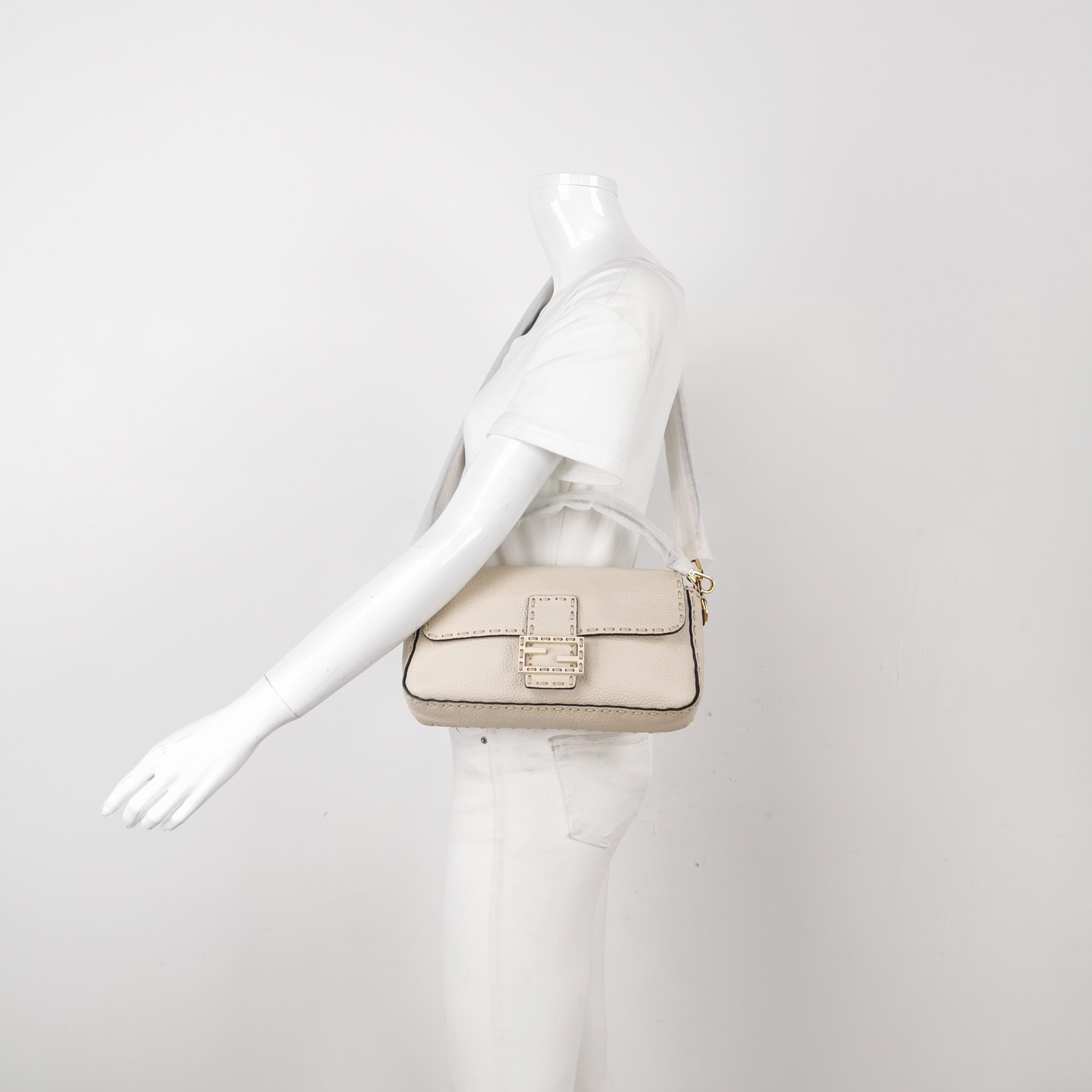 Fendi Baguette Selleria Medium Sac à bandoulière en cuir de veau blanc
Il s'agit de photos professionnelles du sac offert par Luxbags.
Faites l'expérience du luxe et du style avec le sac croisé Fendi Baguette en cuir de veau durable. Confectionné en