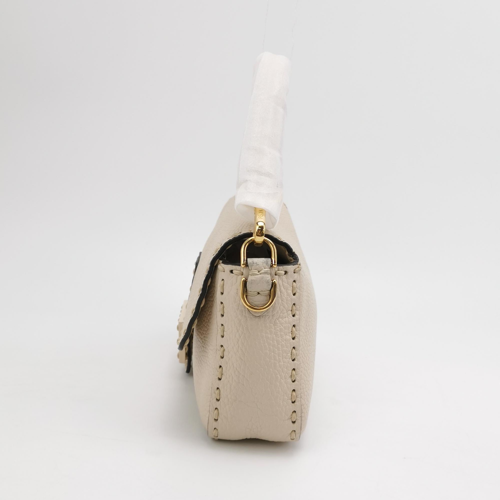 Blanc Fendi Baguette Selleria Medium Sac à bandoulière en cuir de veau blanc en vente