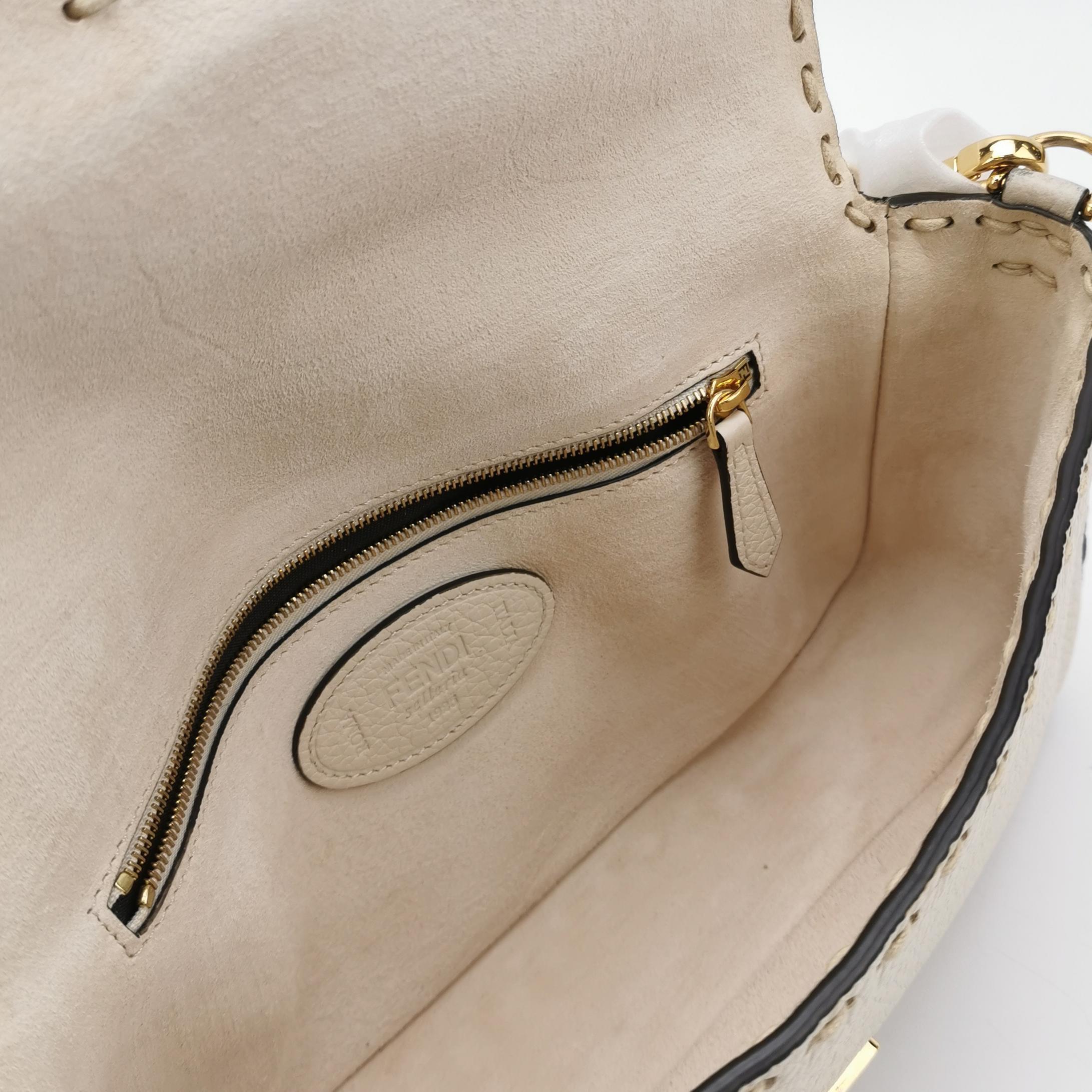 Fendi Baguette Selleria Medium Sac à bandoulière en cuir de veau blanc Pour femmes en vente