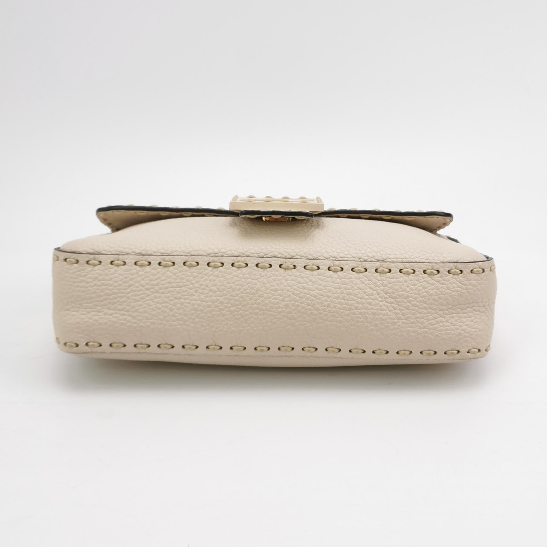 Fendi Baguette Selleria Medium Sac à bandoulière en cuir de veau blanc en vente 1
