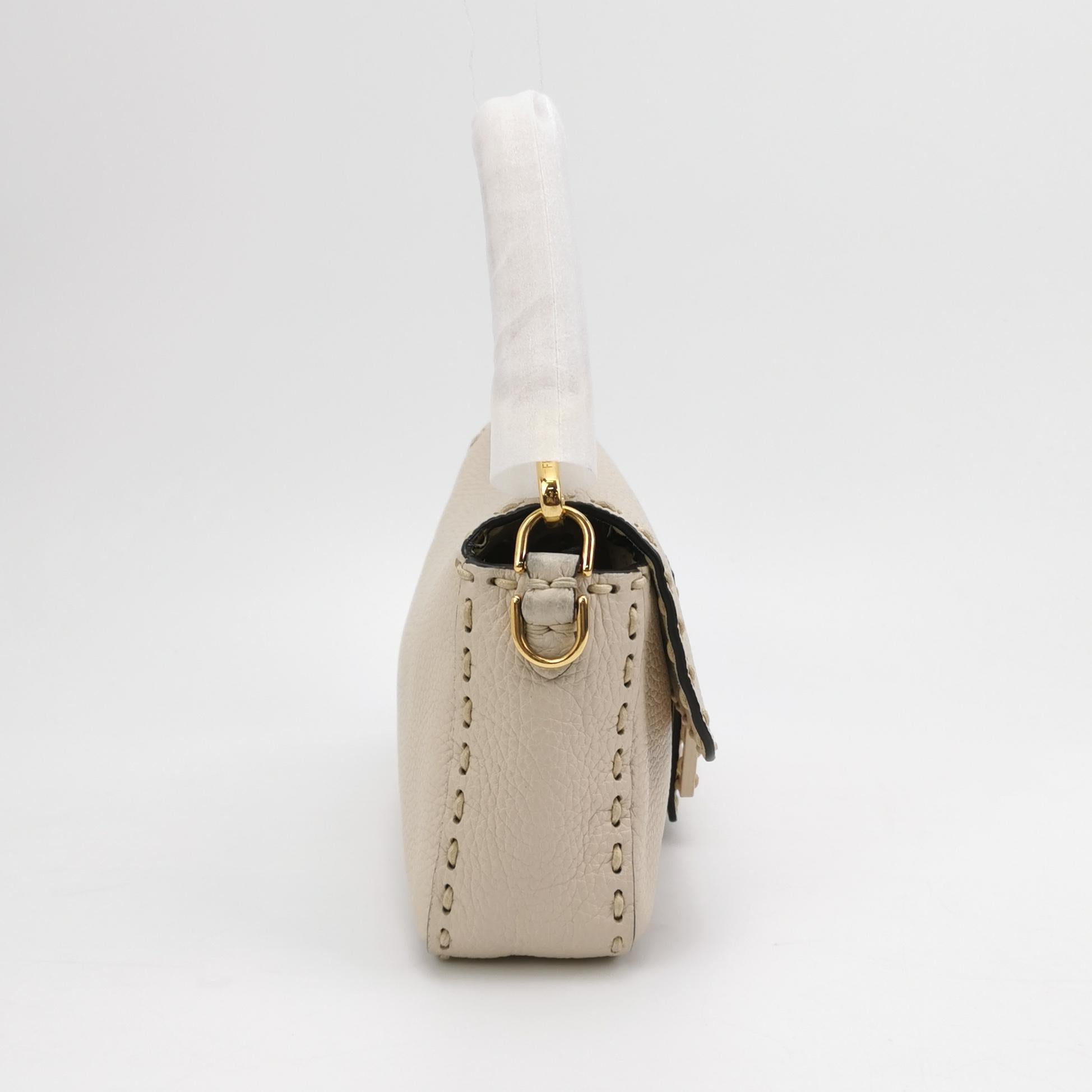 Fendi Baguette Selleria Medium Sac à bandoulière en cuir de veau blanc en vente 3