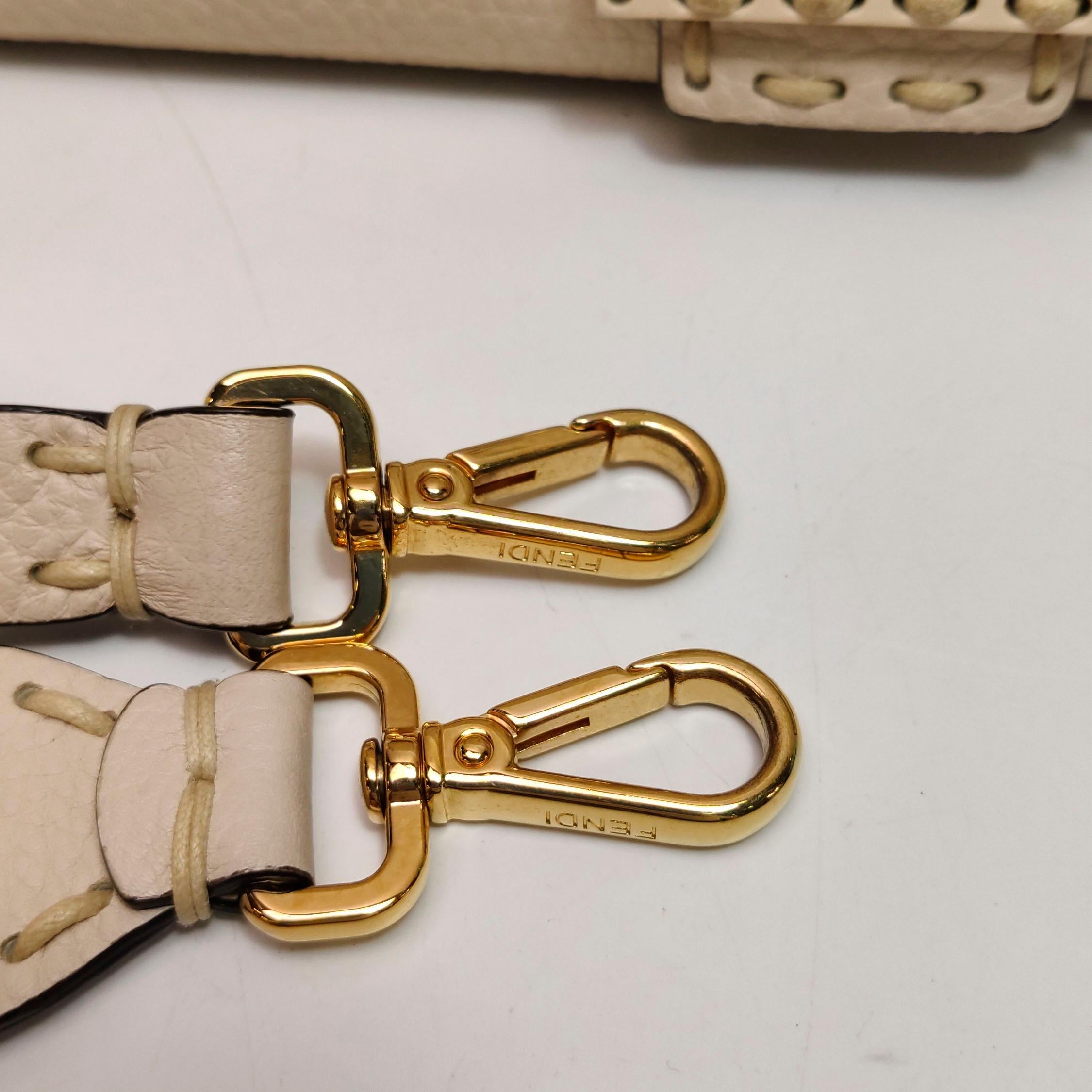 Fendi Baguette Selleria Medium Sac à bandoulière en cuir de veau blanc en vente 4