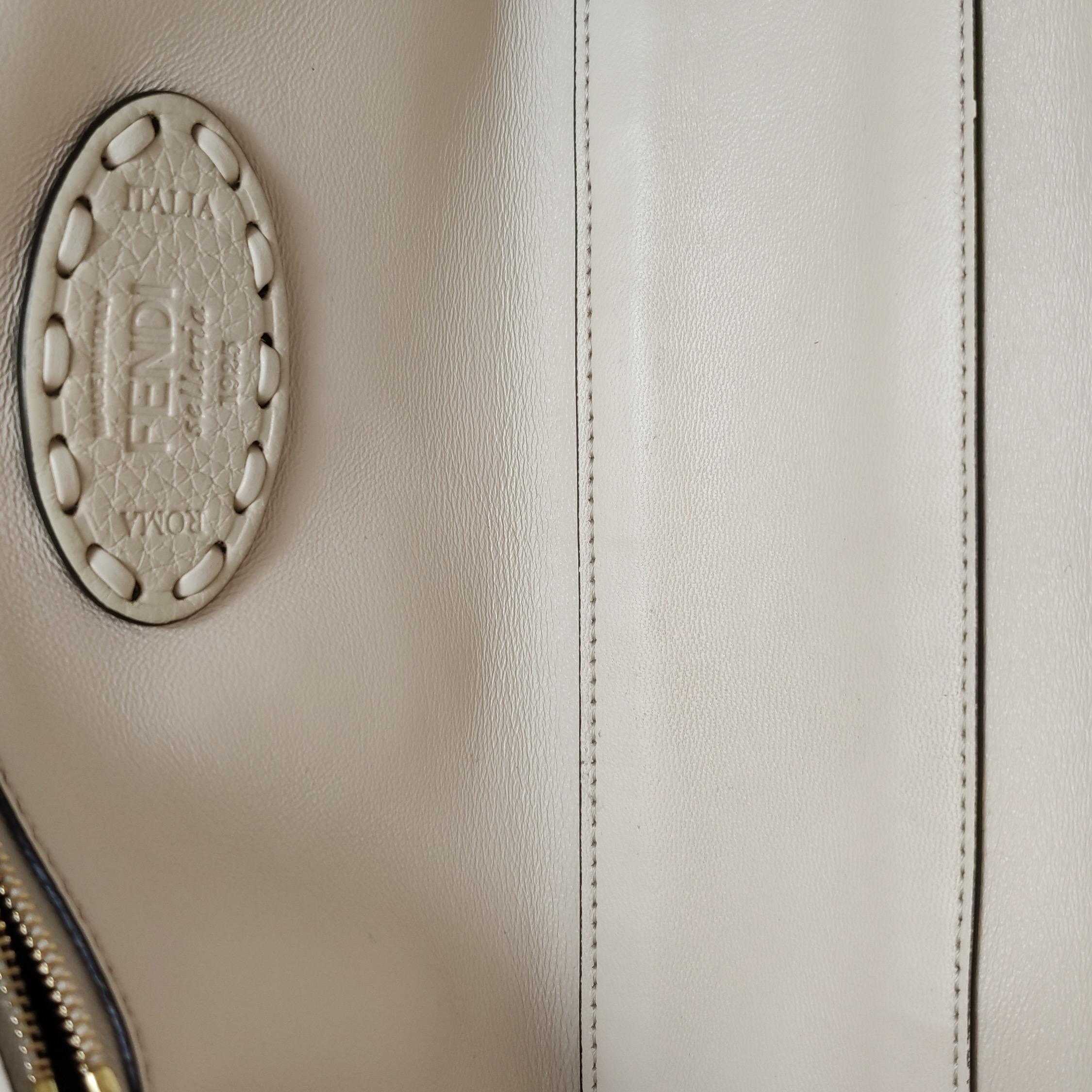 Fendi Baguette Selleria Medium Bianco Crema in pelle di vitello Borsa a tracolla Medium in vendita 6