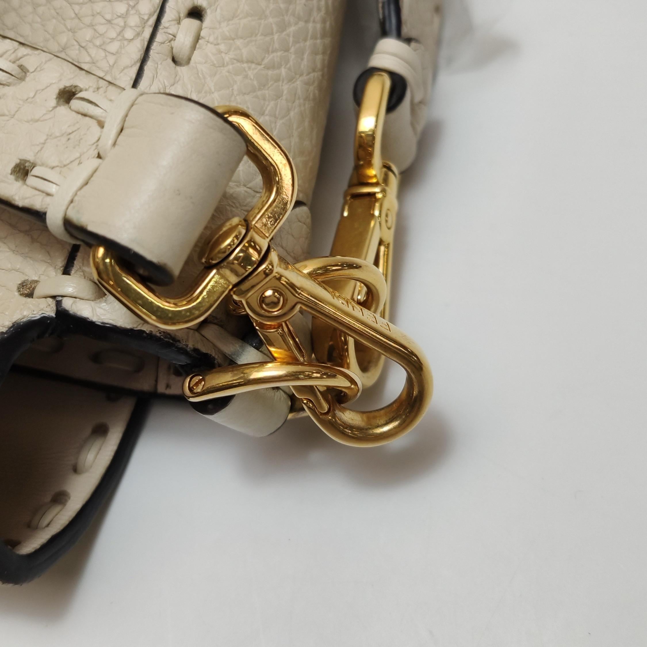 Fendi Baguette Selleria Medium Bianco Crema in pelle di vitello Borsa a tracolla Medium in vendita 8