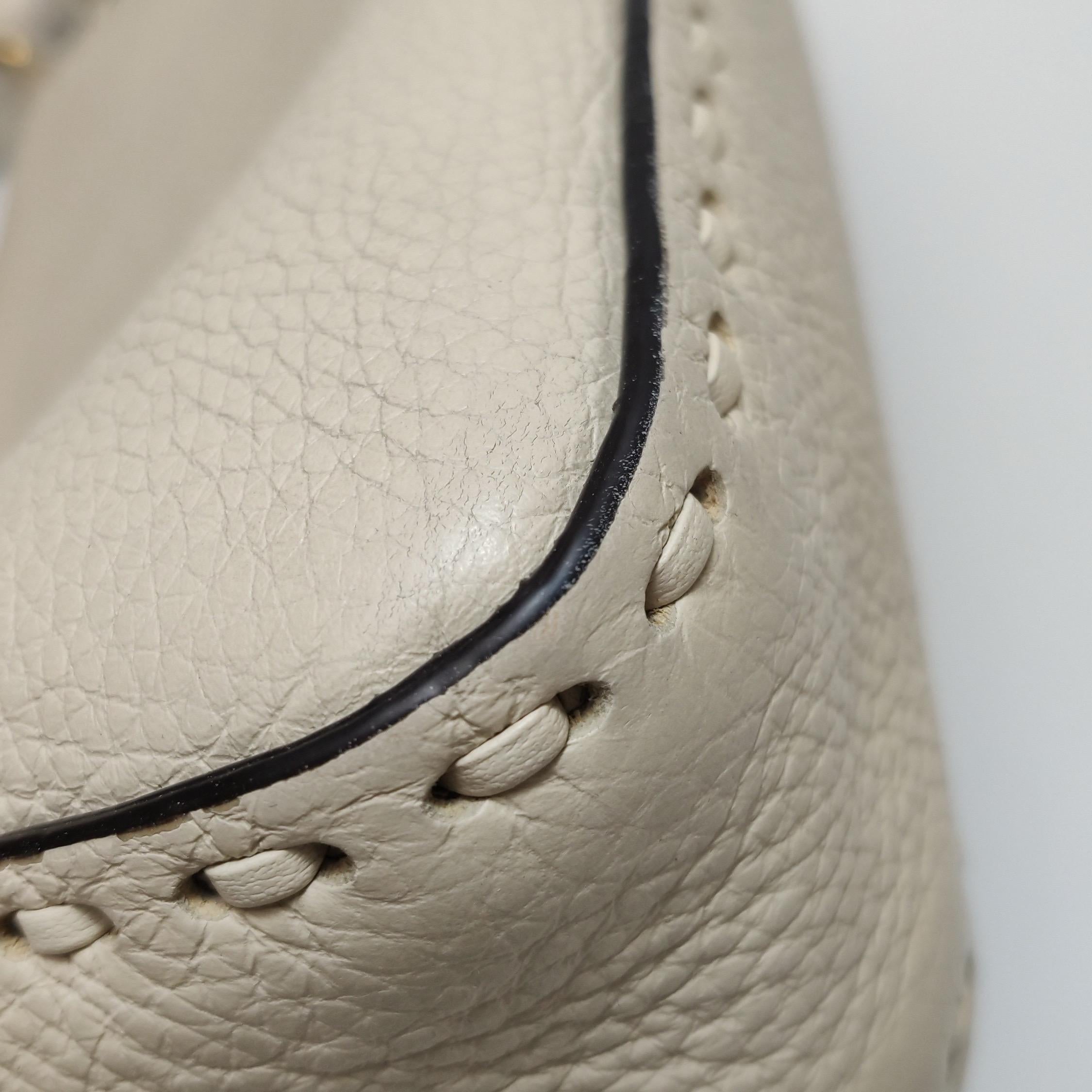 Fendi Baguette Selleria Medium Bianco Crema in pelle di vitello Borsa a tracolla Medium in vendita 9