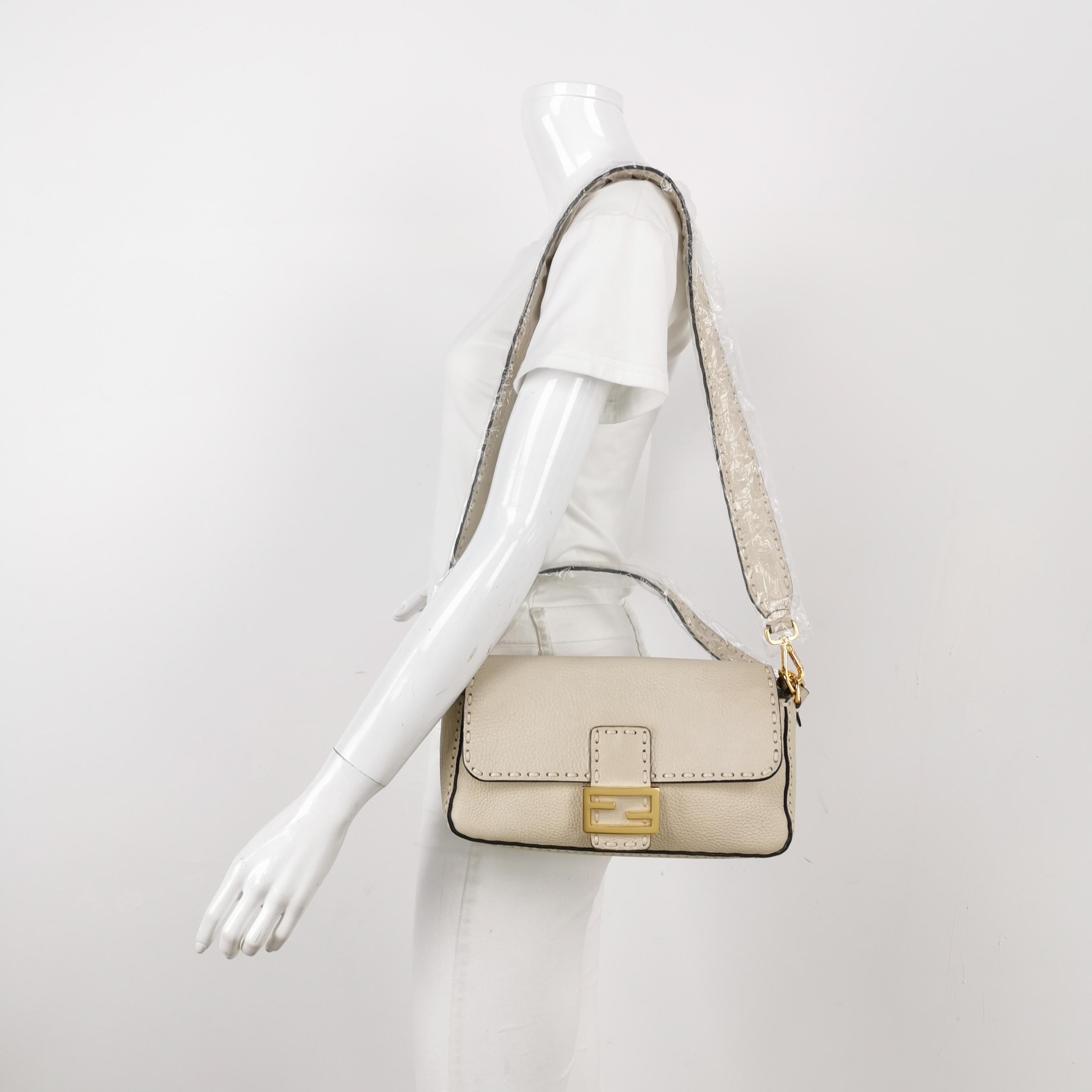 Fendi Baguette Selleria Medium Off White Cream Crossbody in pelle di vitello Medium
Queste sono foto professionali della borsa offerta da Luxbags.
Prova il lusso e lo stile con la borsa a tracolla Baguette di Fendi in resistente pelle di vitello.