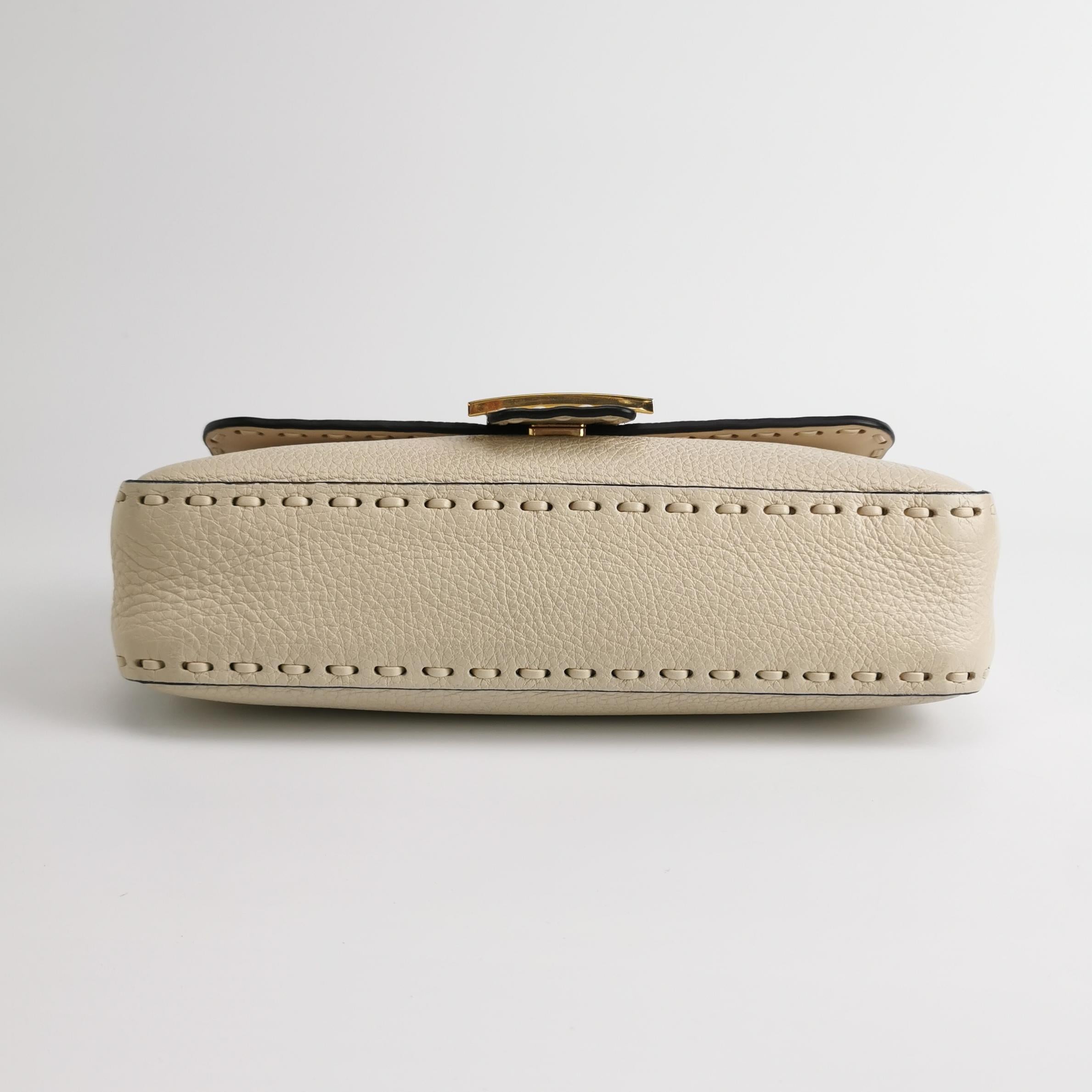 Donna Fendi Baguette Selleria Medium Bianco Crema in pelle di vitello Borsa a tracolla Medium in vendita