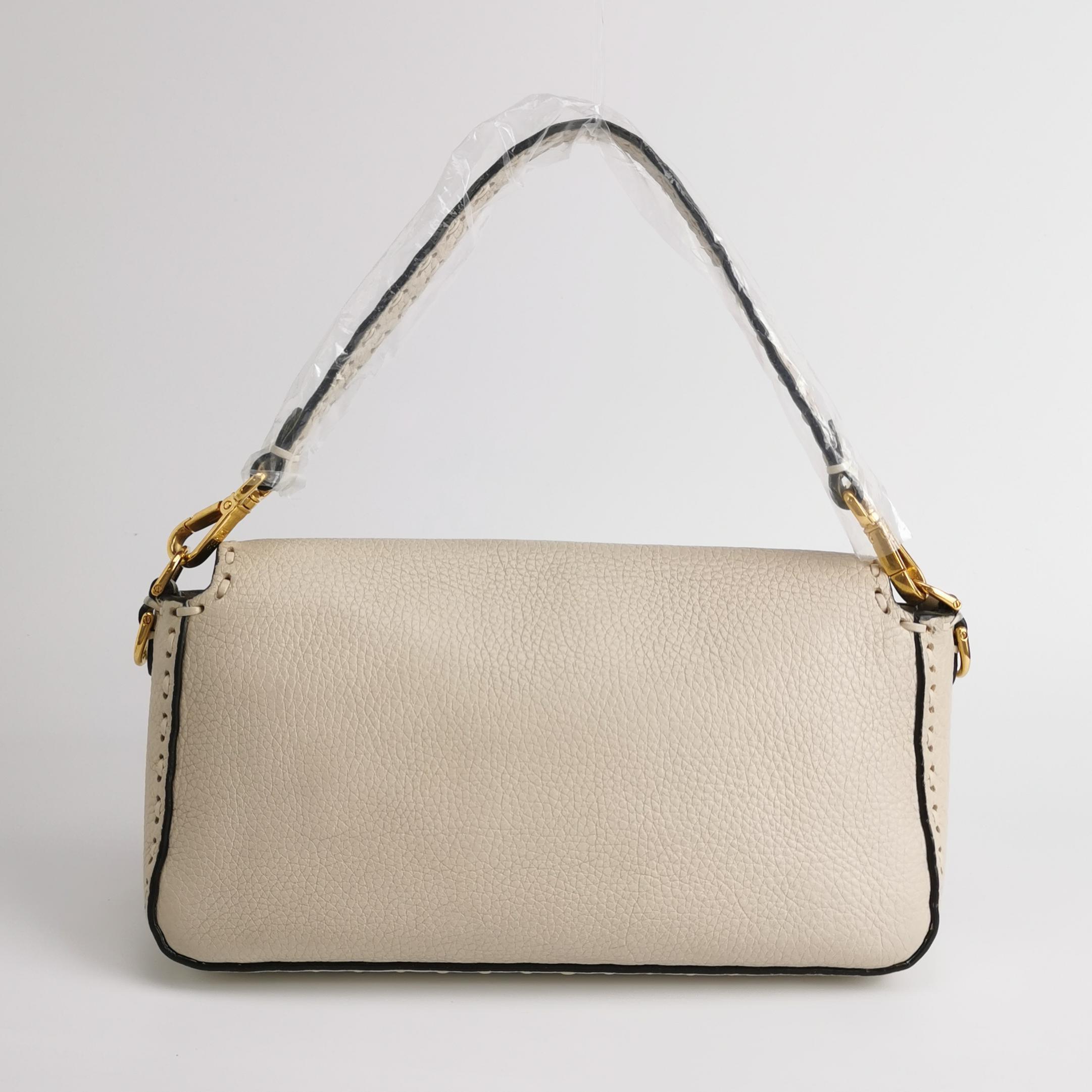 Fendi Baguette Selleria Medium Bianco Crema in pelle di vitello Borsa a tracolla Medium in vendita 1