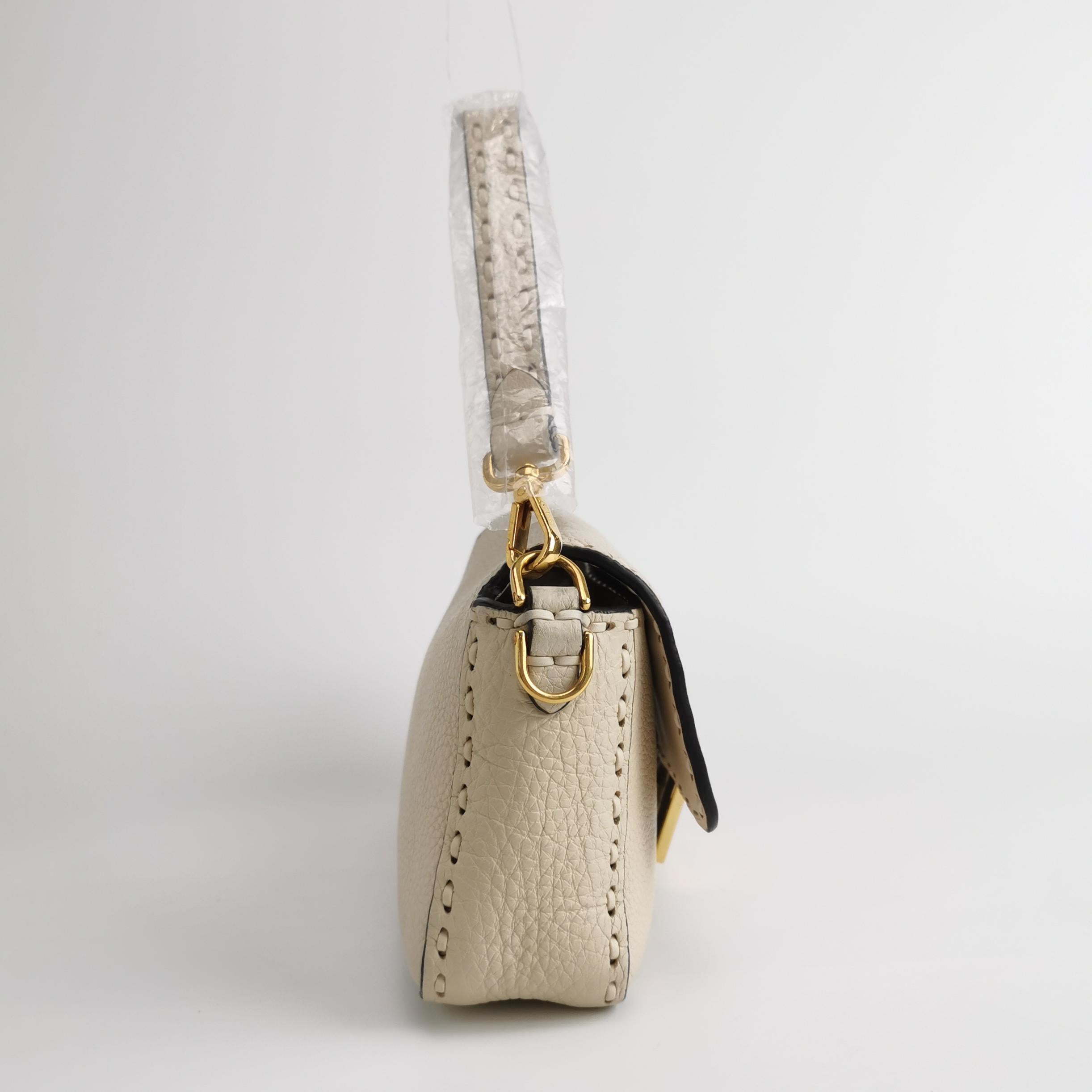 Fendi Baguette Selleria Medium Bianco Crema in pelle di vitello Borsa a tracolla Medium in vendita 2